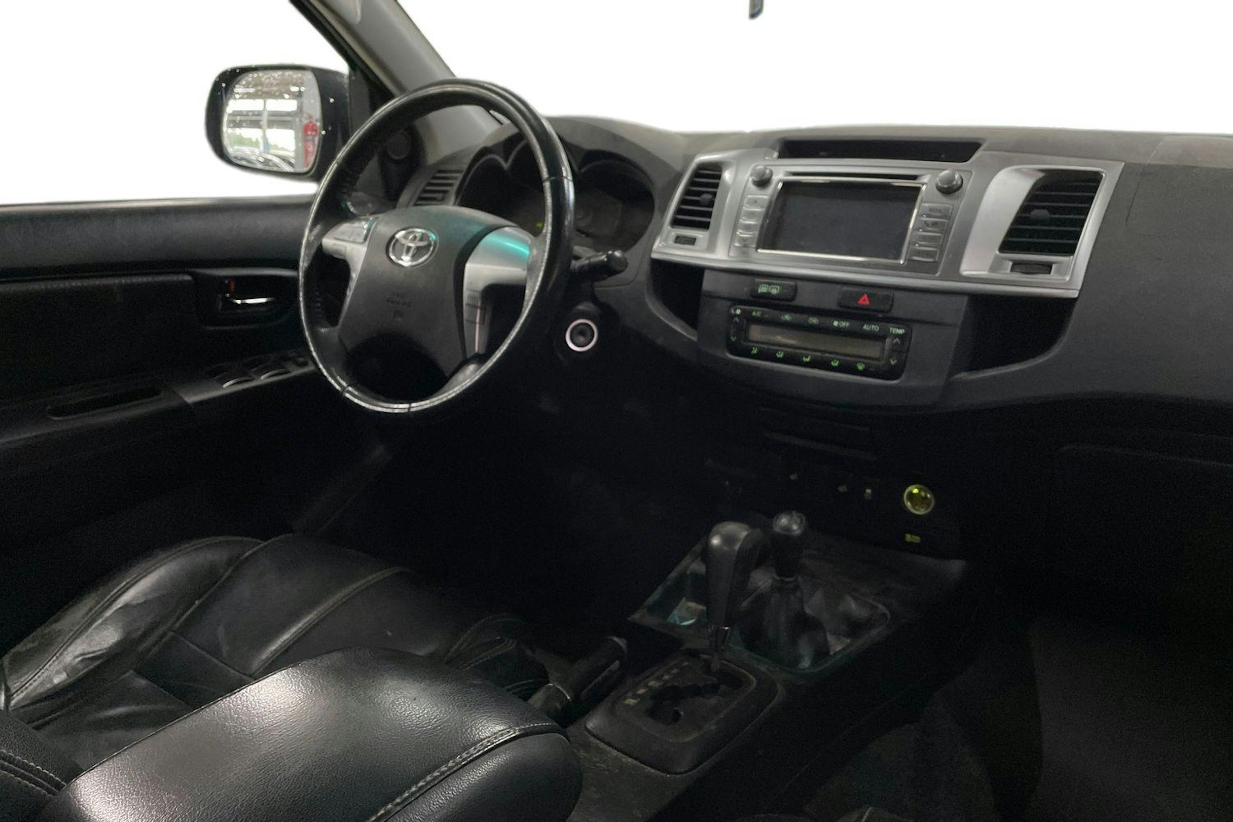 Musta Toyota Hilux 2015 kuva 3.