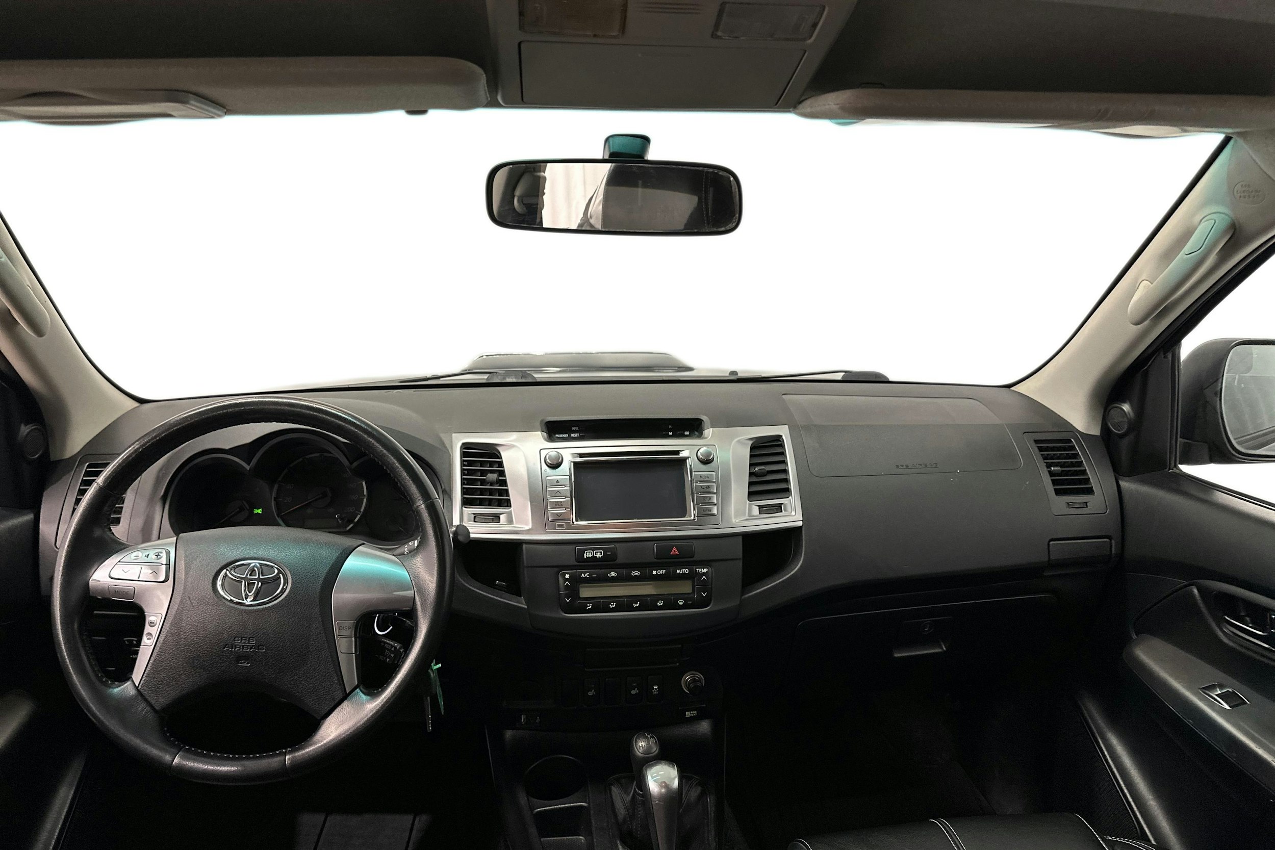 musta Toyota Hilux 2015 kuva 6.