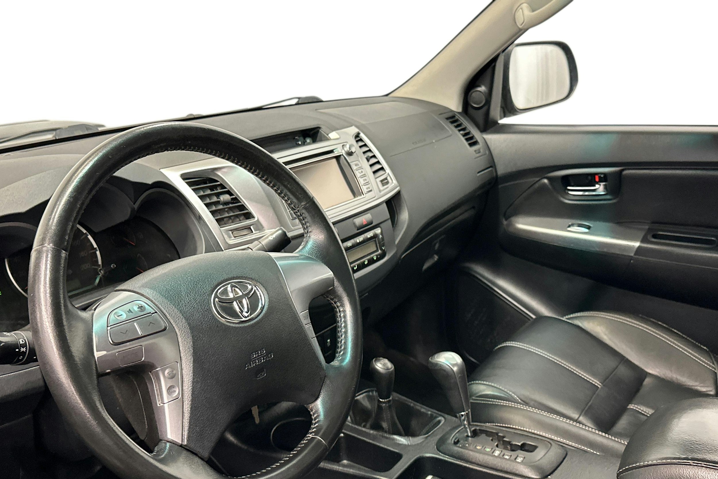 musta Toyota Hilux 2015 kuva 7.