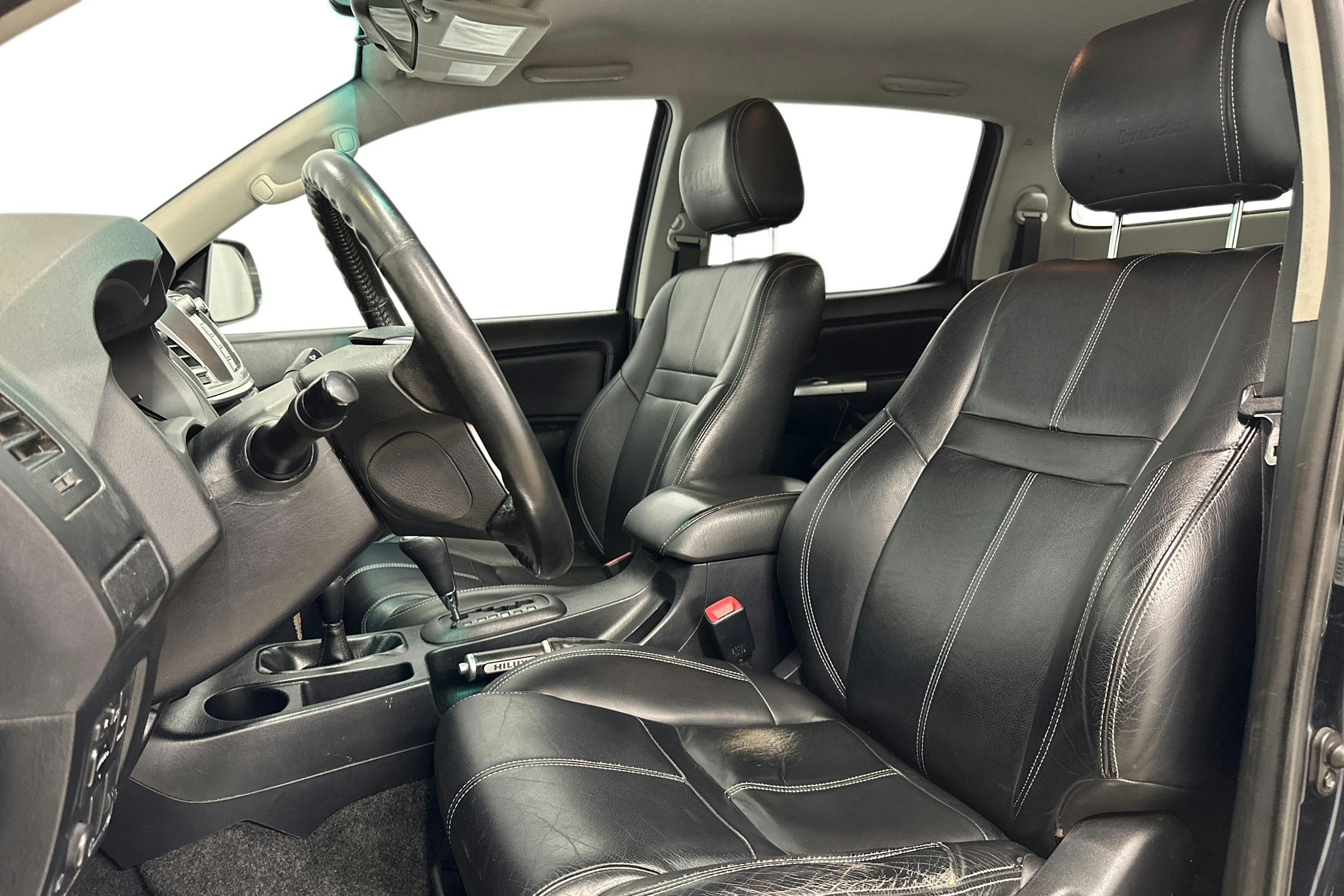 musta Toyota Hilux 2015 kuva 8.