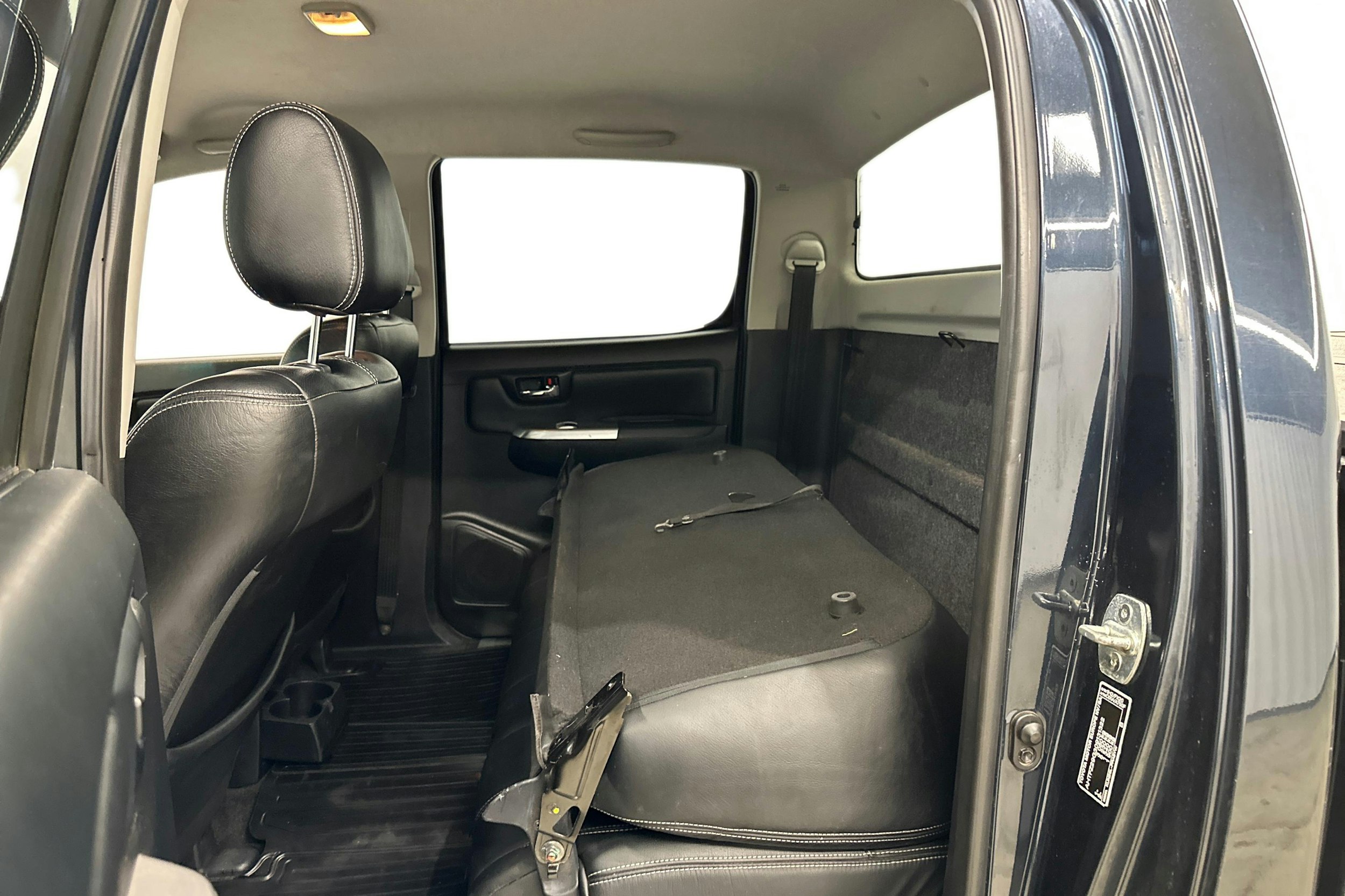 musta Toyota Hilux 2015 kuva 9.