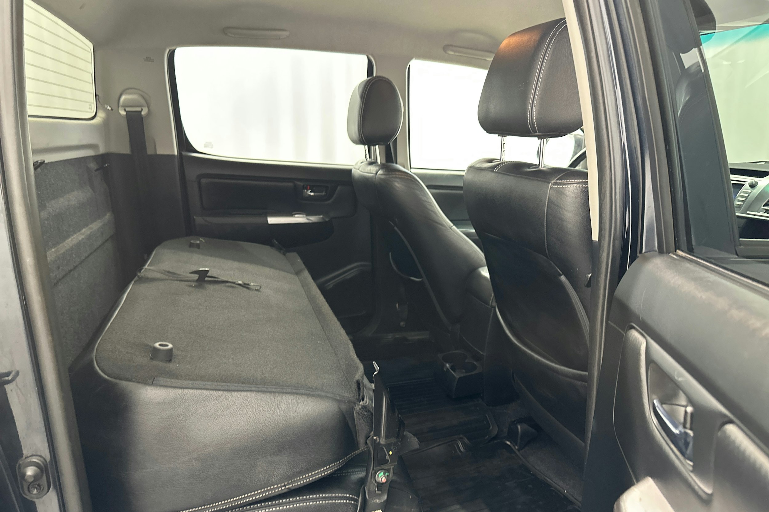 musta Toyota Hilux 2015 kuva 10.