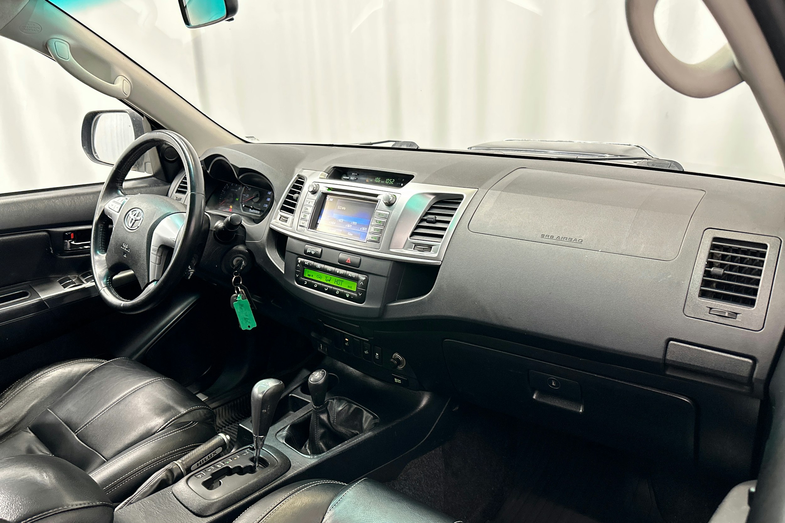 musta Toyota Hilux 2015 kuva 11.
