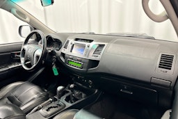 musta Toyota Hilux 2015 kuva 11.