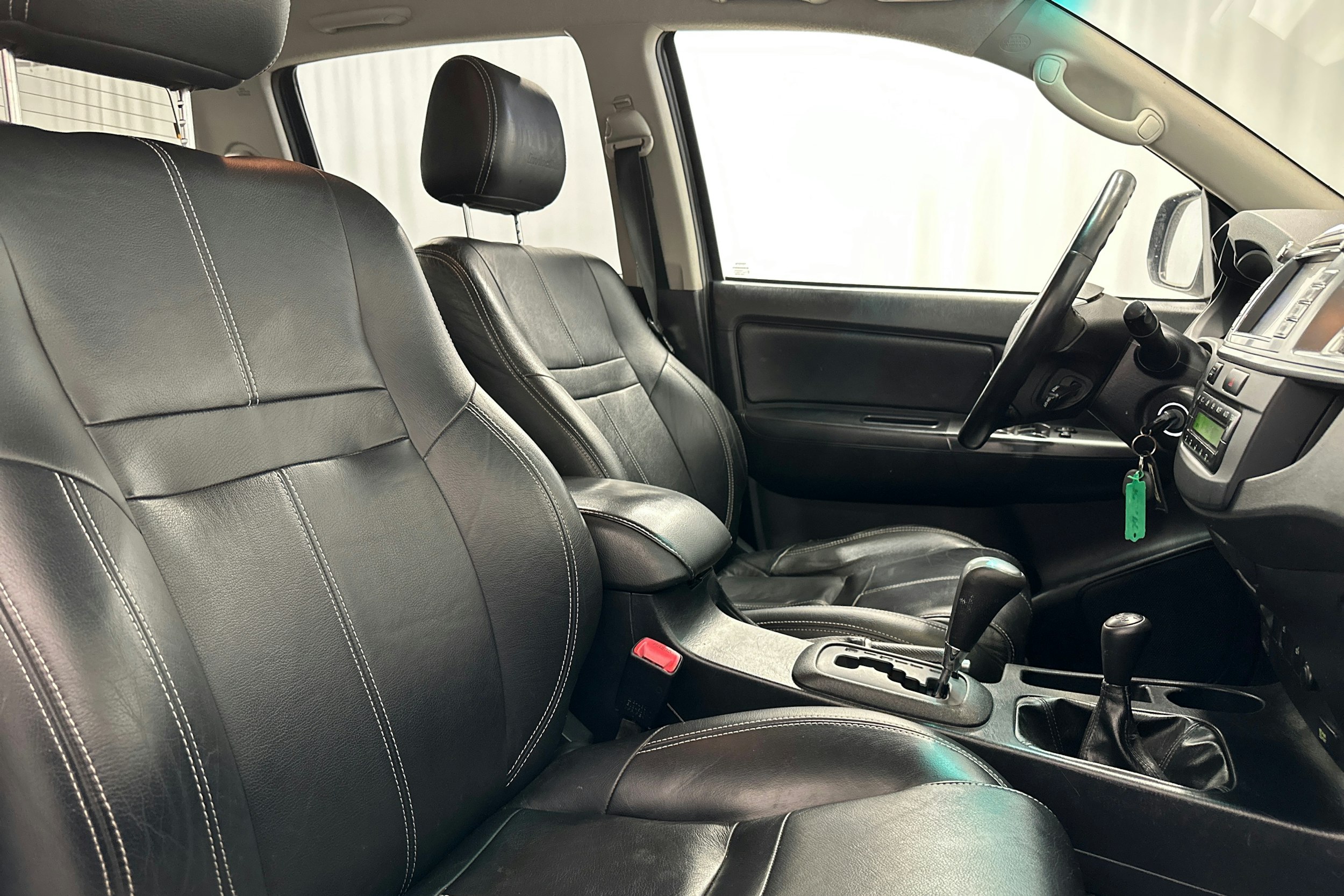 musta Toyota Hilux 2015 kuva 12.
