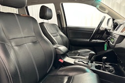 musta Toyota Hilux 2015 kuva 12.