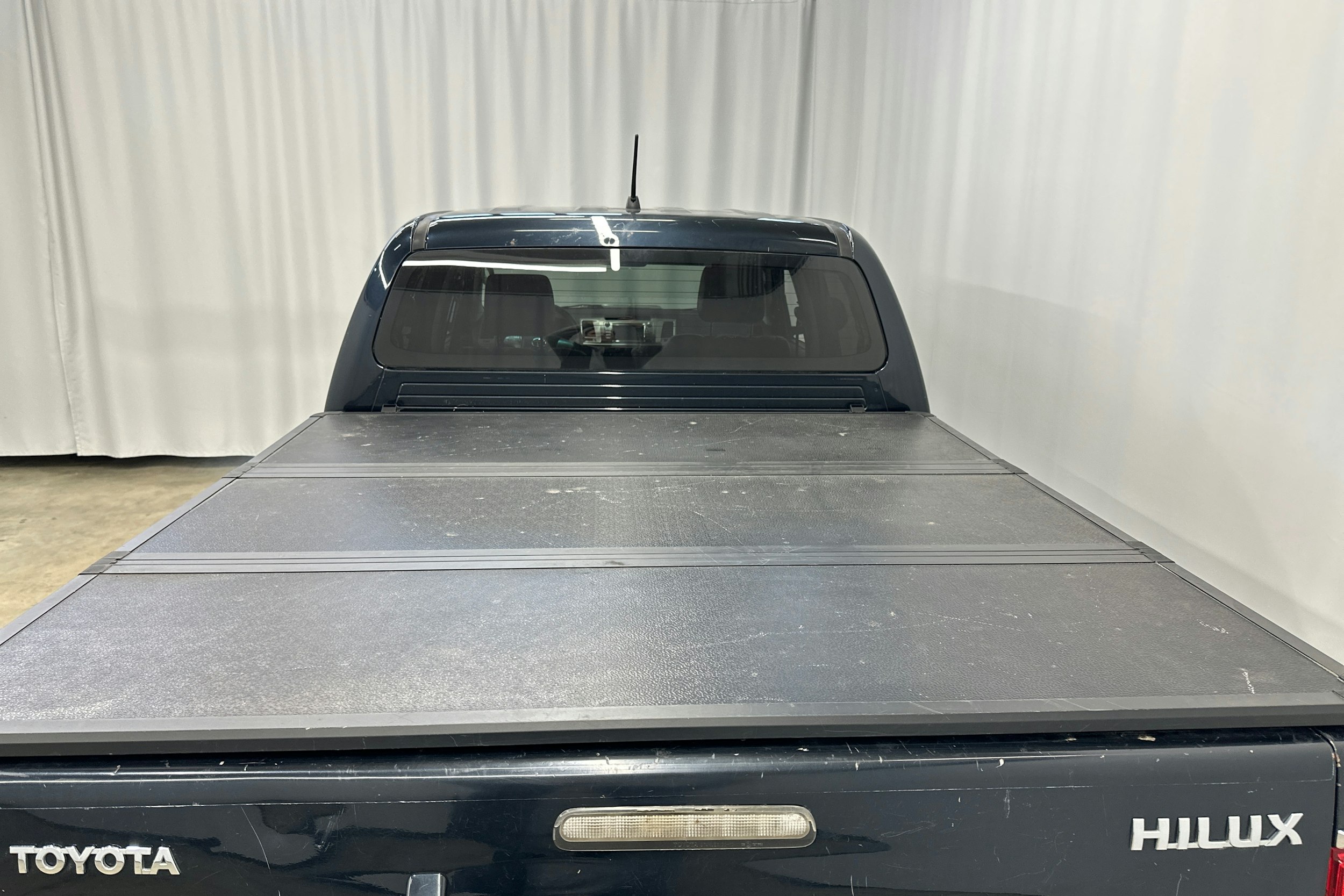 musta Toyota Hilux 2015 kuva 13.