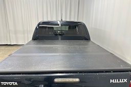 musta Toyota Hilux 2015 kuva 13.