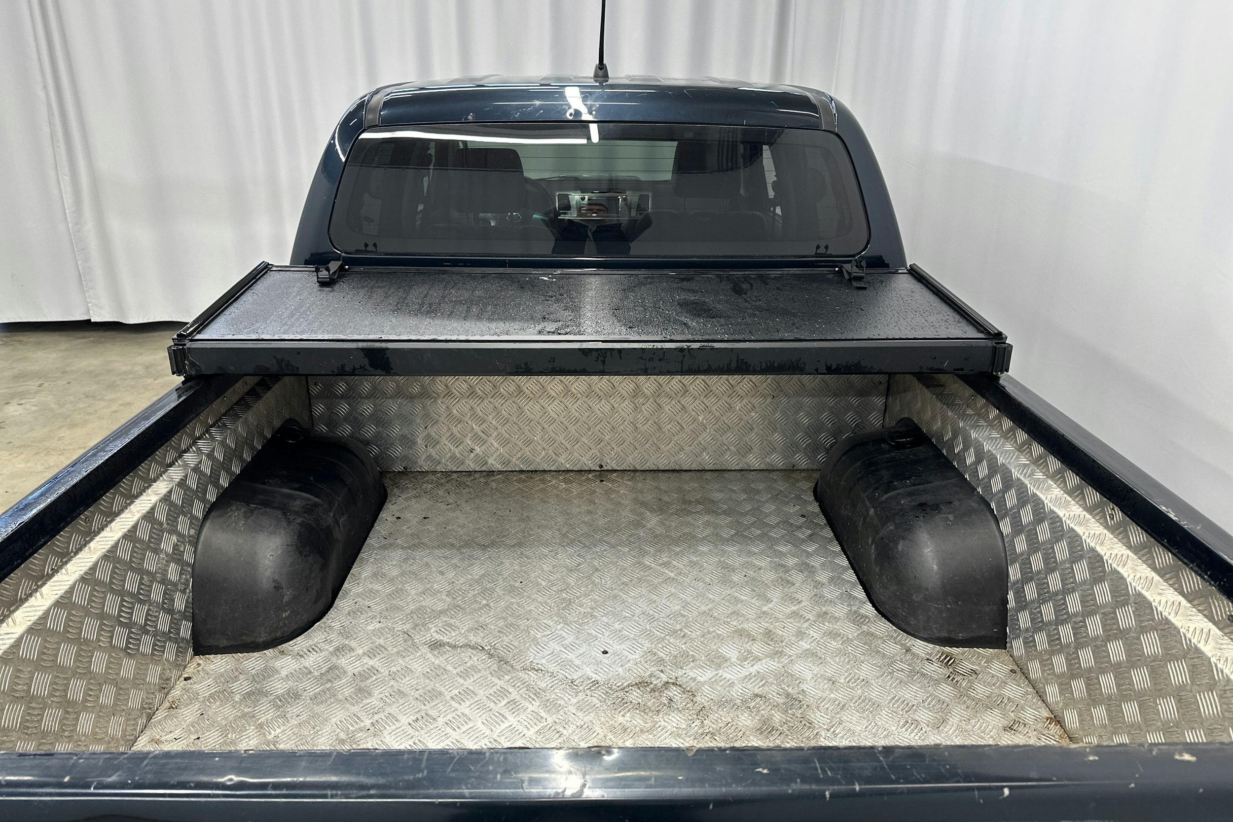 musta Toyota Hilux 2015 kuva 14.