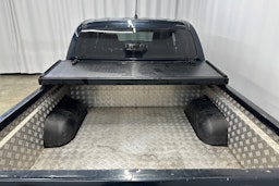 musta Toyota Hilux 2015 kuva 14.