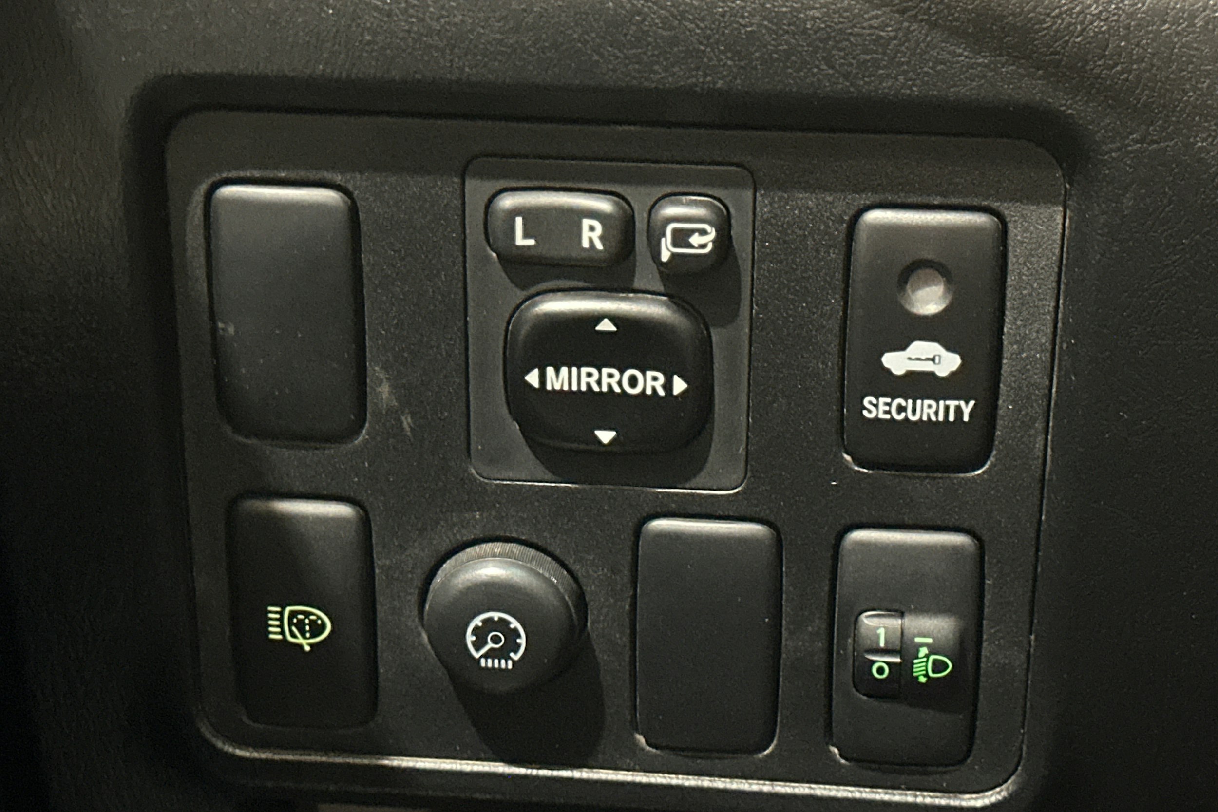 musta Toyota Hilux 2015 kuva 16.