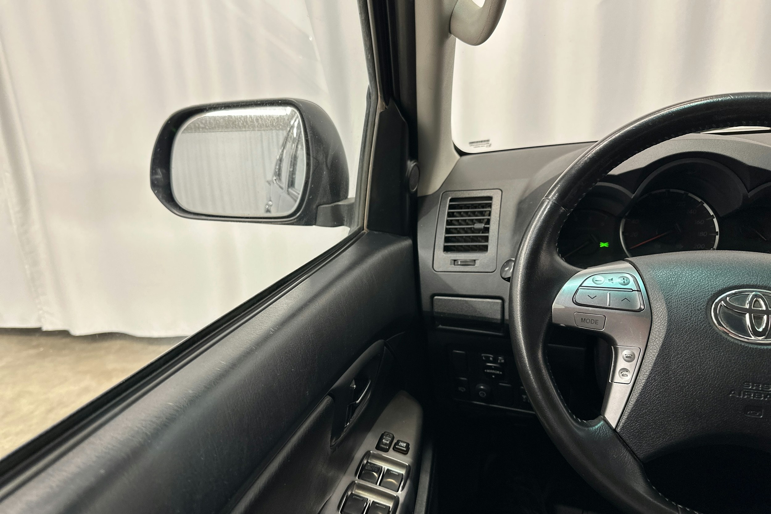 musta Toyota Hilux 2015 kuva 17.