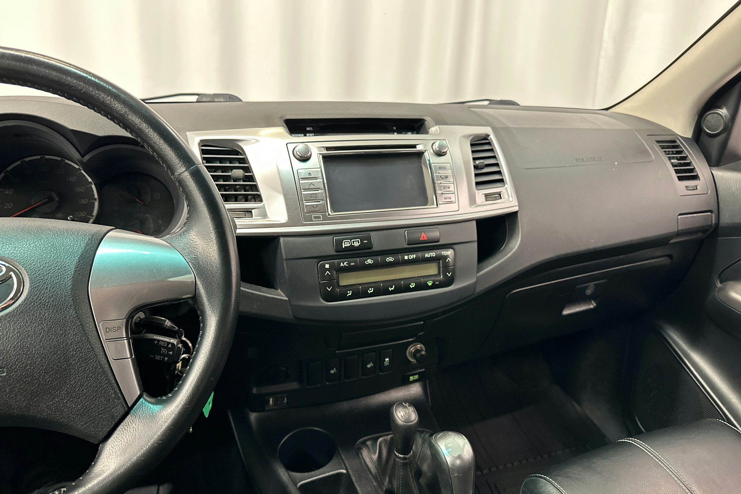 musta Toyota Hilux 2015 kuva 18.