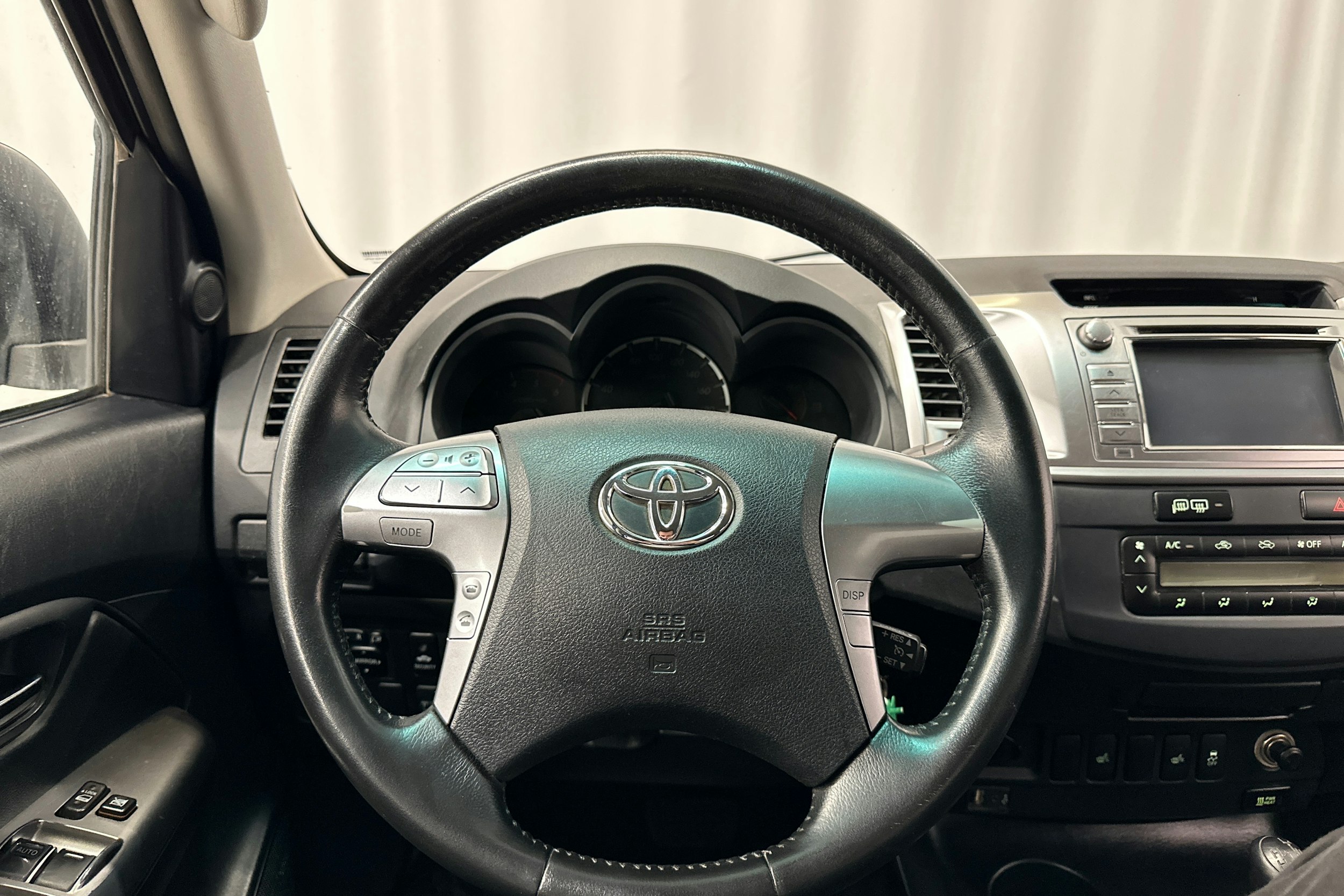 musta Toyota Hilux 2015 kuva 19.