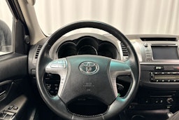 musta Toyota Hilux 2015 kuva 19.
