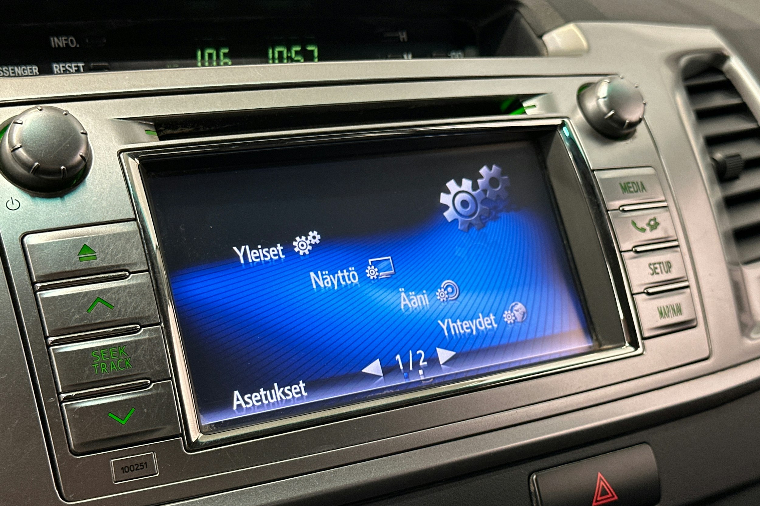 musta Toyota Hilux 2015 kuva 21.