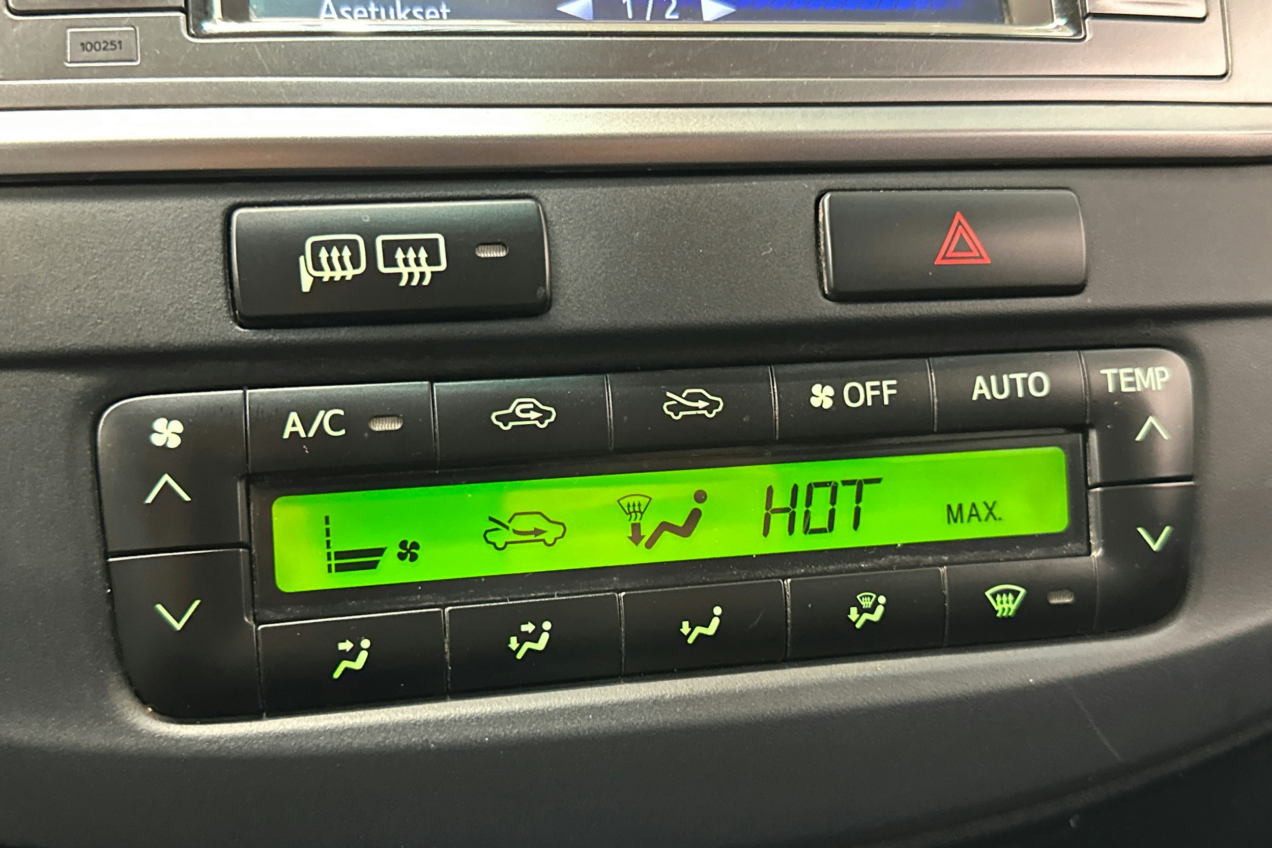 musta Toyota Hilux 2015 kuva 23.