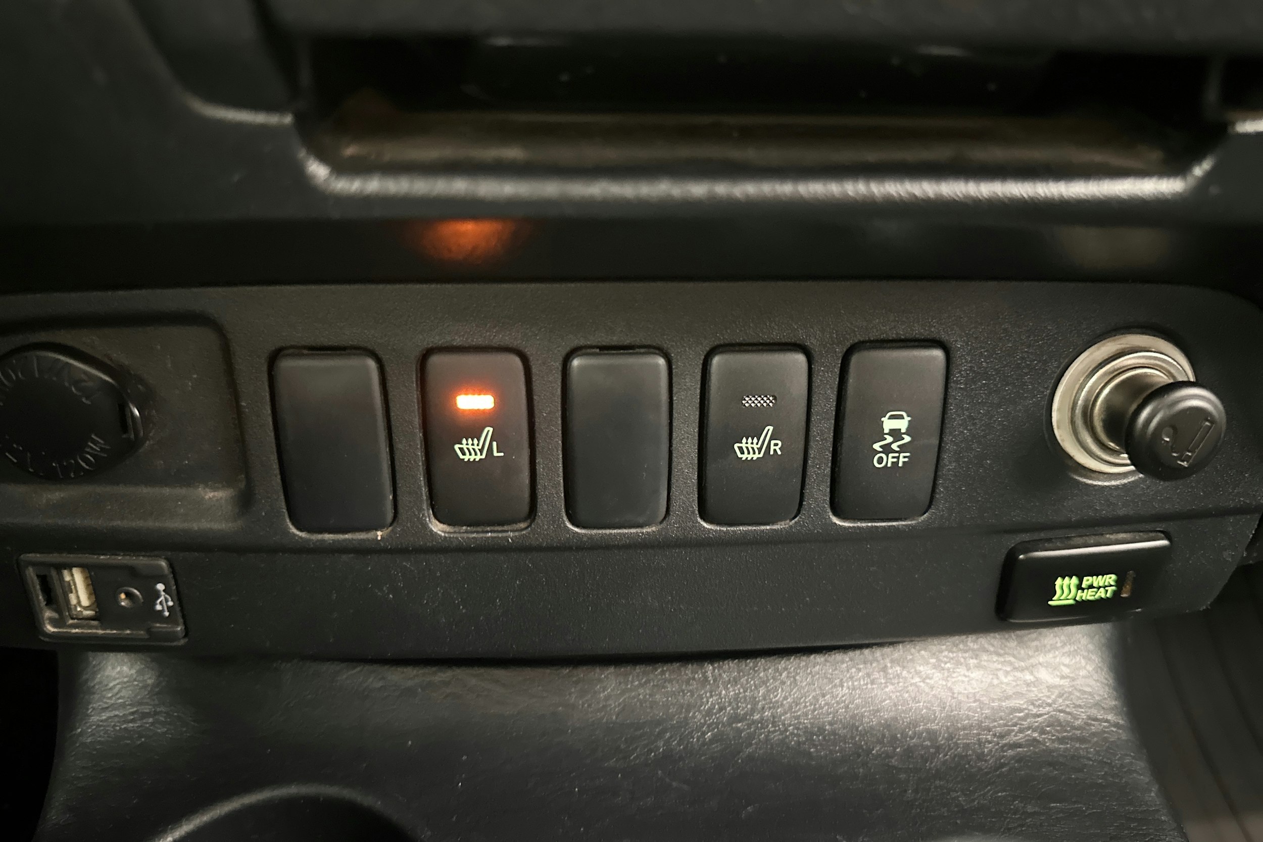 musta Toyota Hilux 2015 kuva 24.