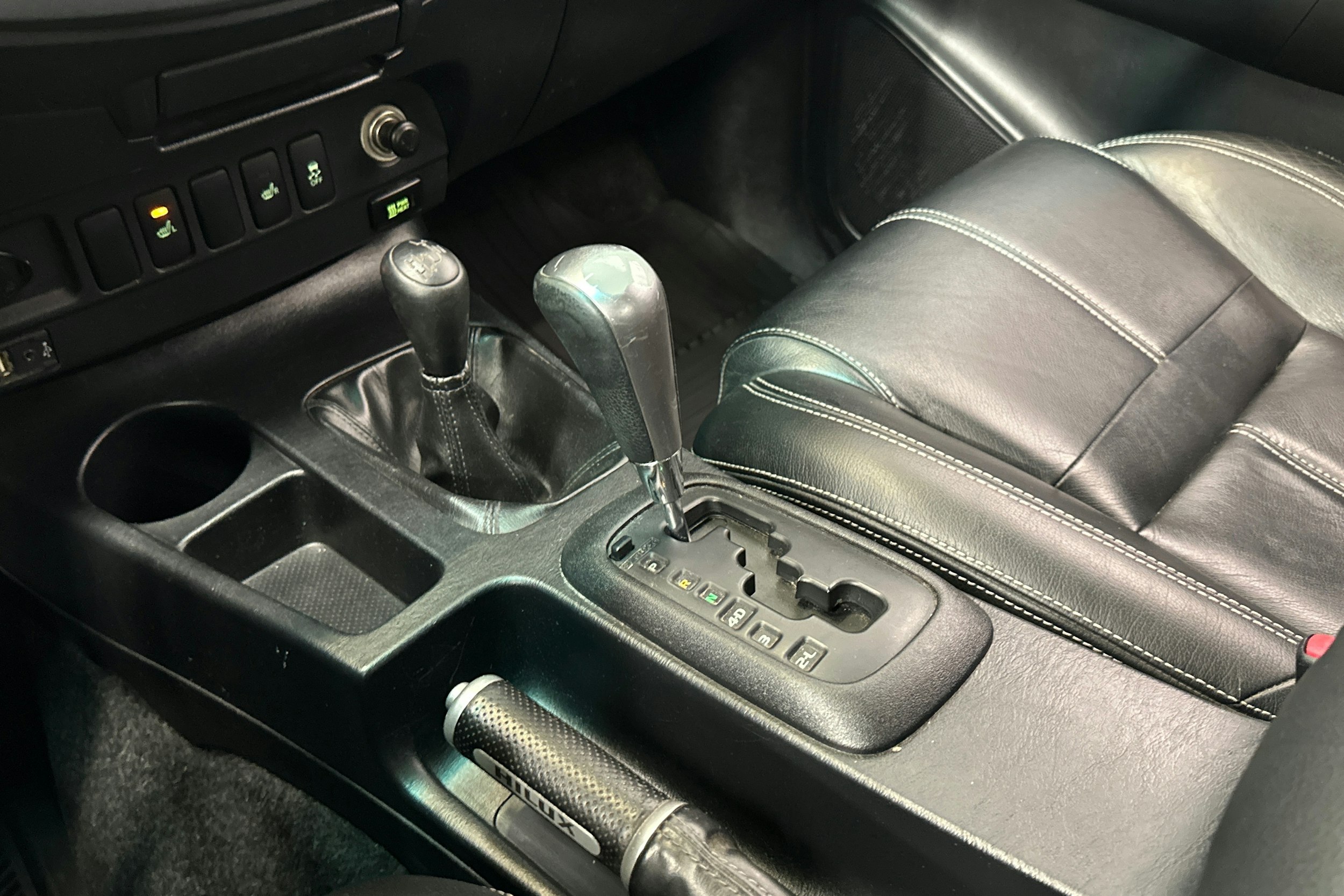 musta Toyota Hilux 2015 kuva 25.