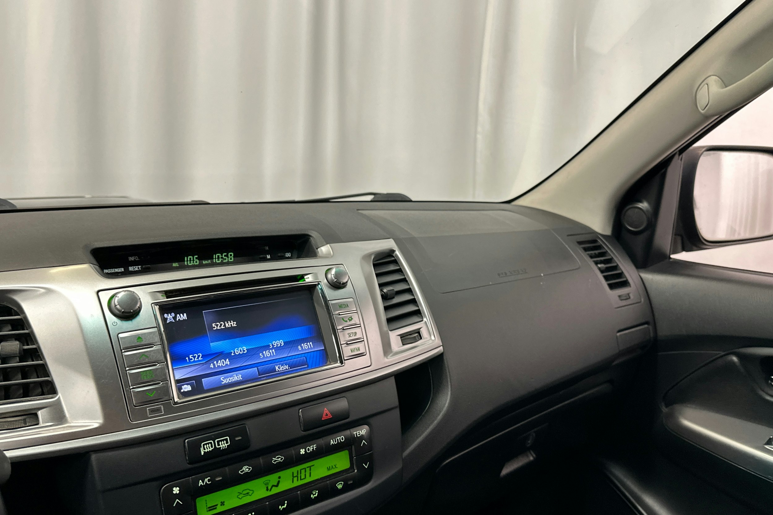 musta Toyota Hilux 2015 kuva 26.
