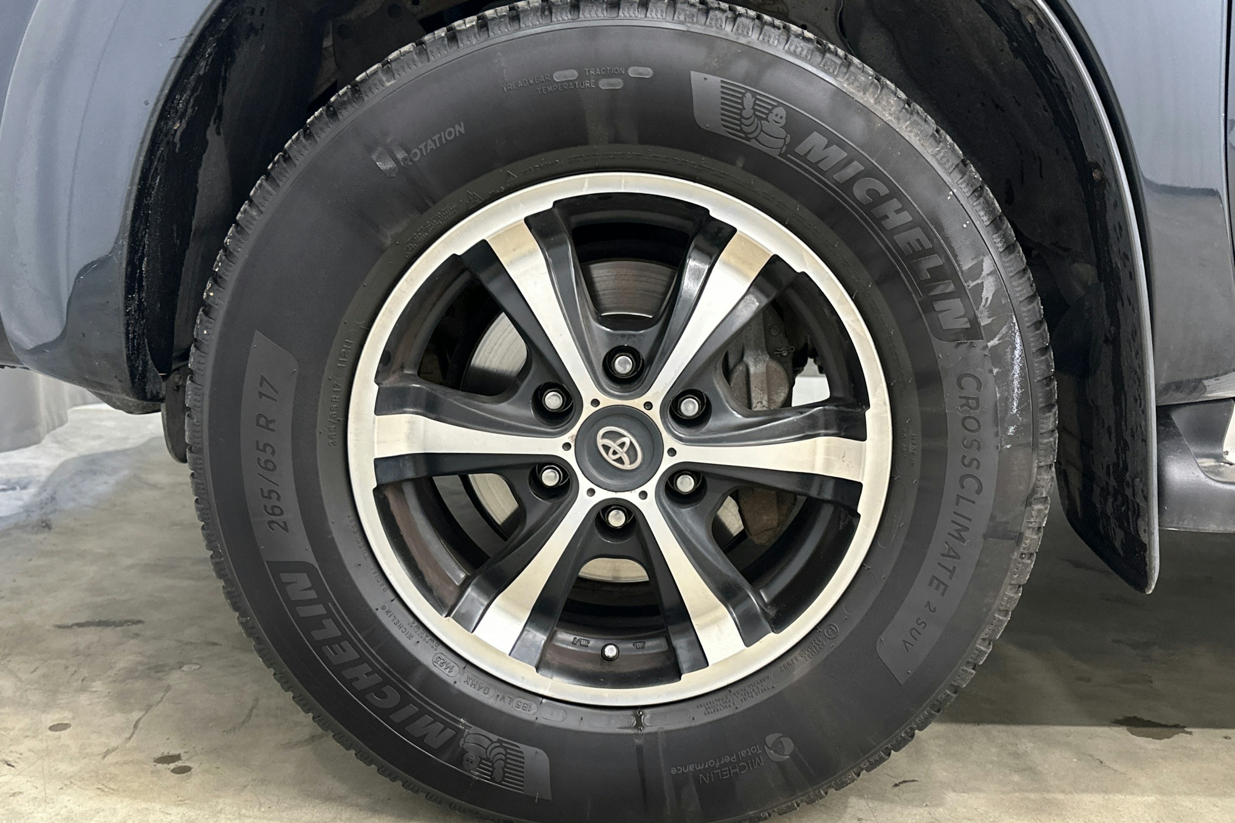 musta Toyota Hilux 2015 kuva 28.