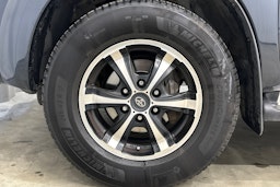 musta Toyota Hilux 2015 kuva 28.