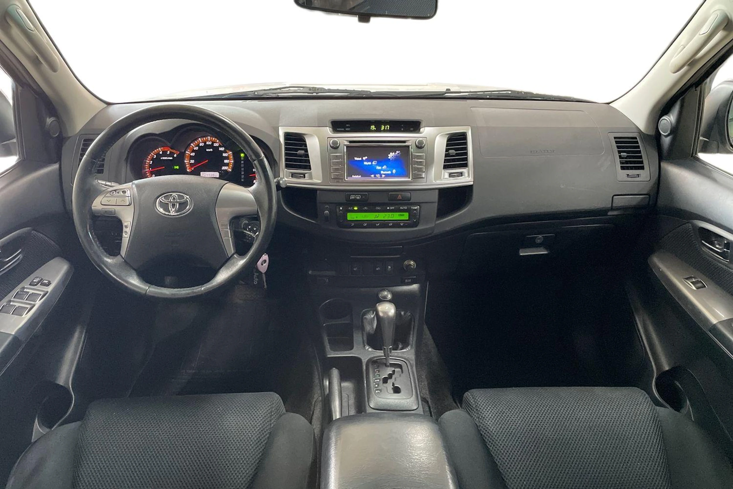 Valkoinen Toyota Hilux 2015 kuva 9.