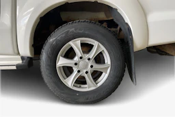 Valkoinen Toyota Hilux 2015 kuva 12.