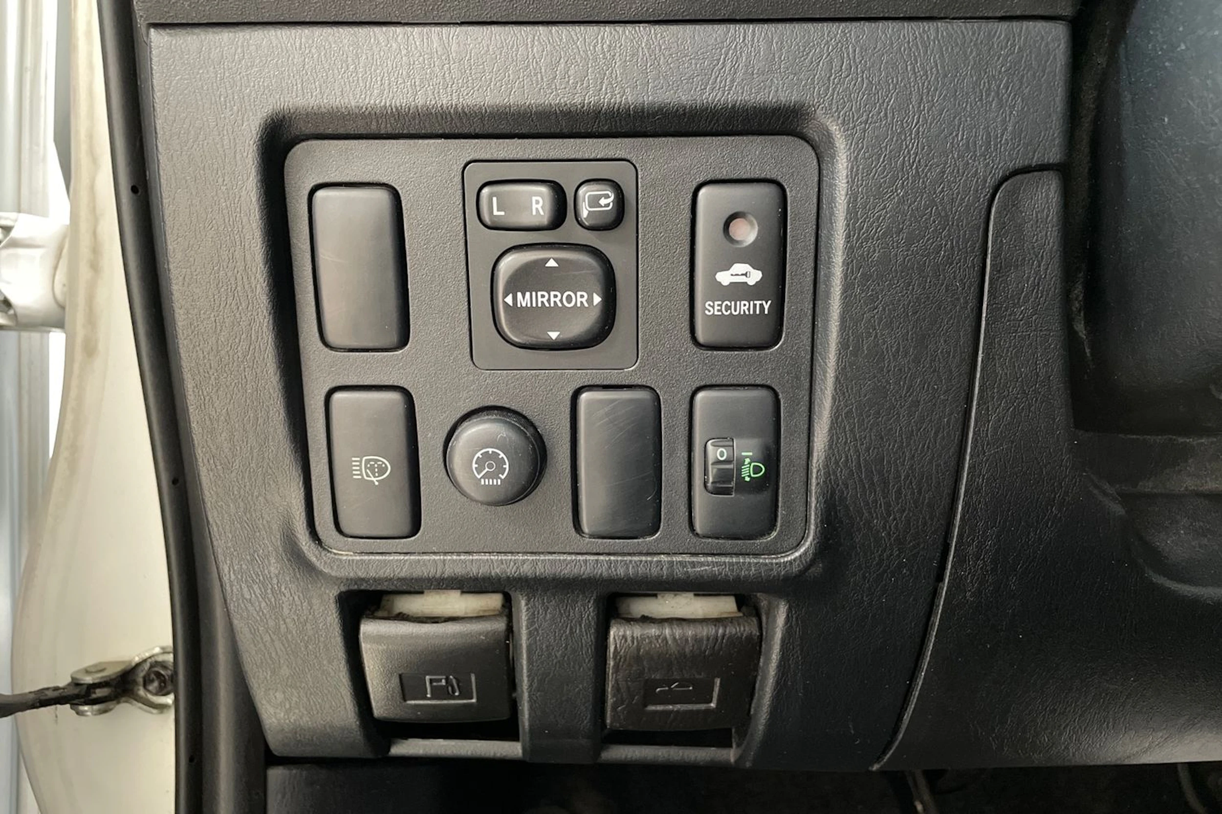 Valkoinen Toyota Hilux 2015 kuva 17.