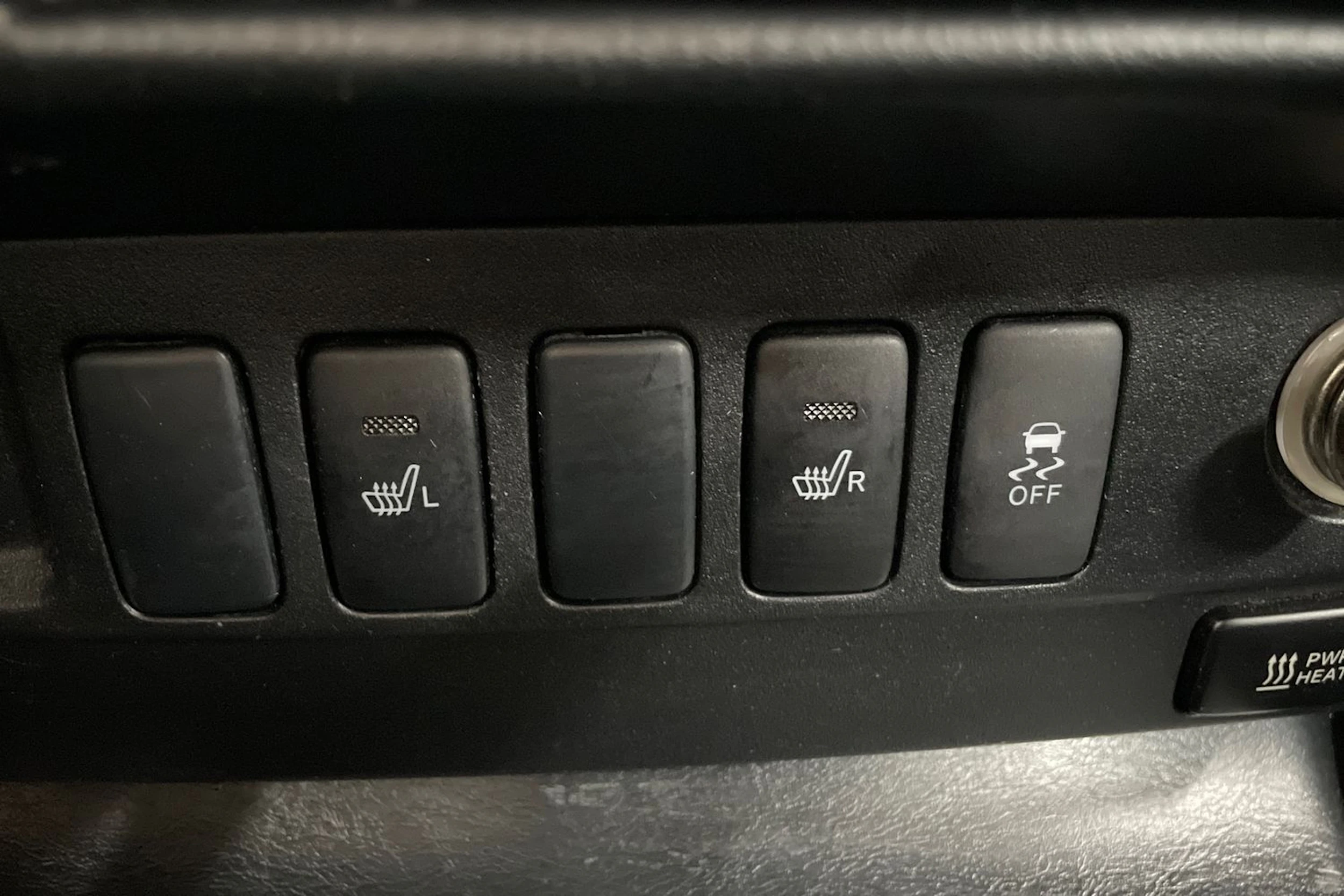 Valkoinen Toyota Hilux 2015 kuva 18.