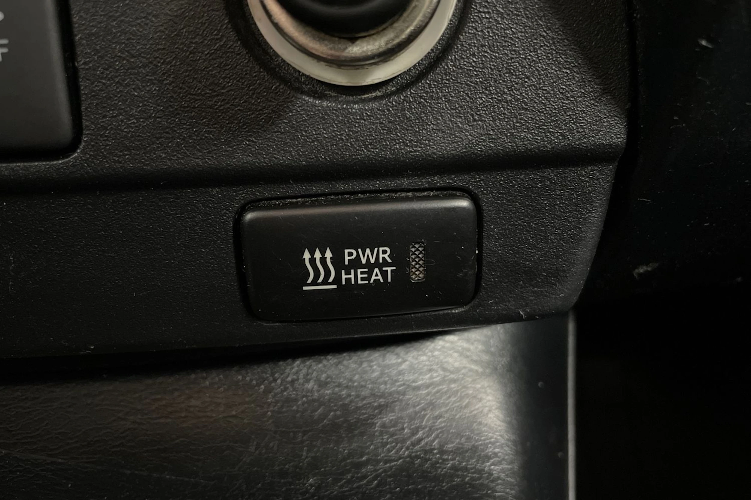 Valkoinen Toyota Hilux 2015 kuva 19.