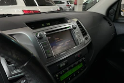 Valkoinen Toyota Hilux 2015 kuva 21.