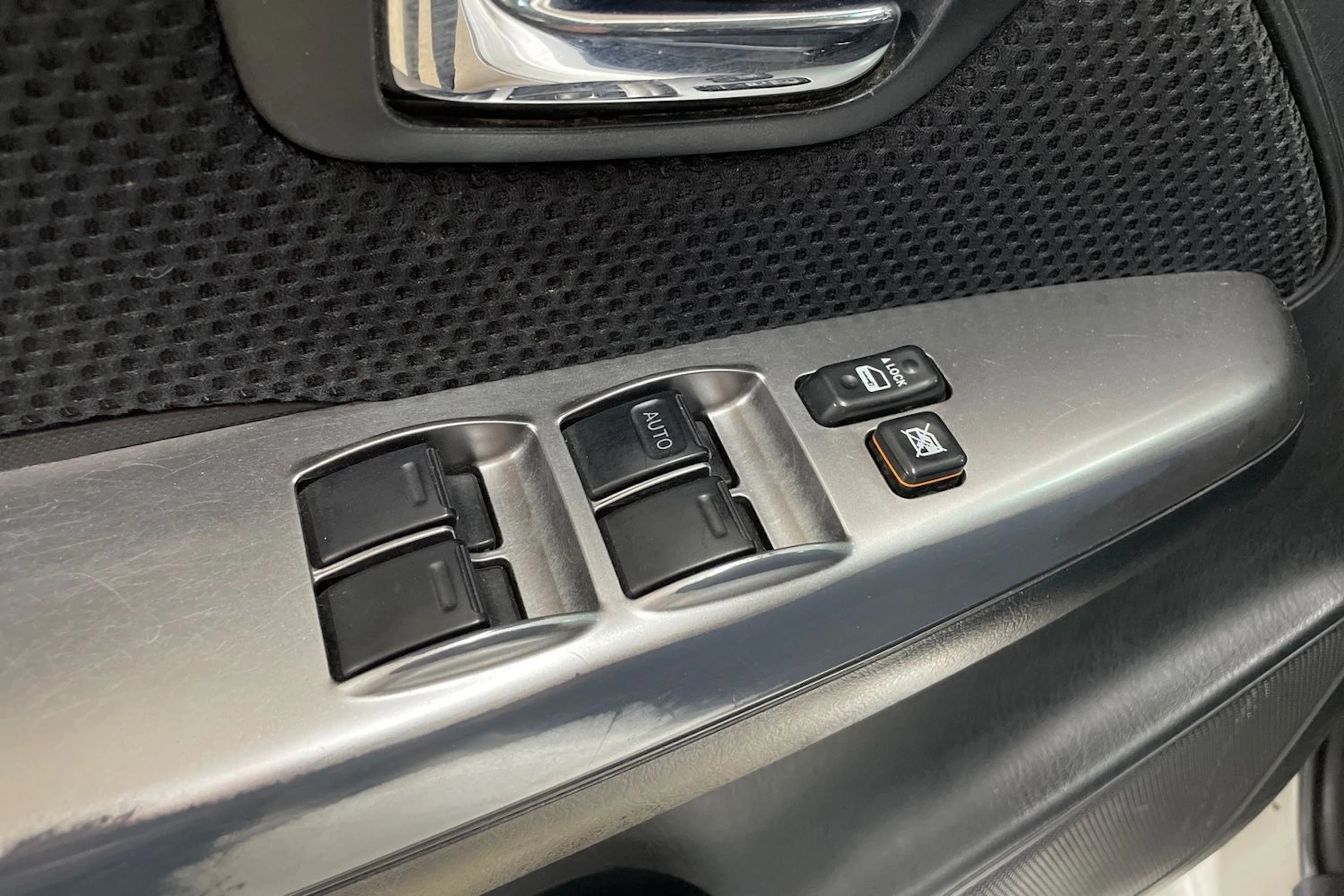 Valkoinen Toyota Hilux 2015 kuva 24.