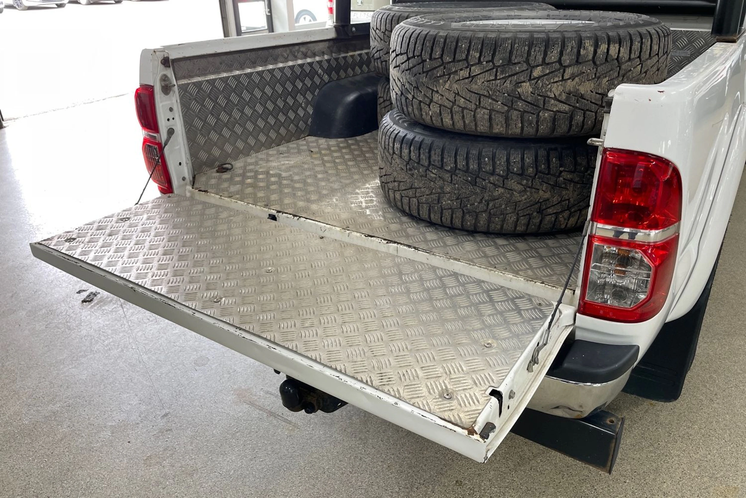 Valkoinen Toyota Hilux 2015 kuva 26.