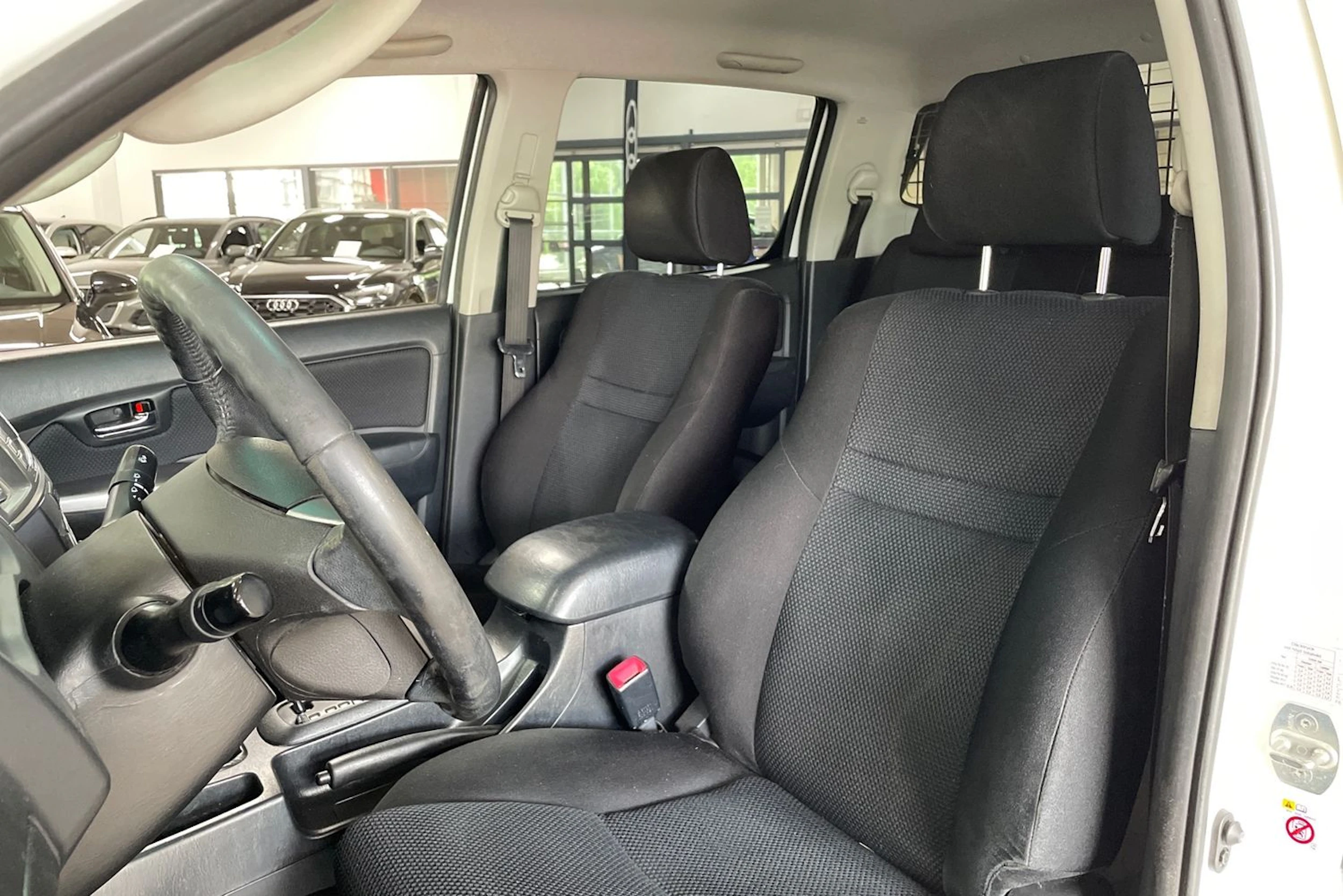 Valkoinen Toyota Hilux 2015 kuva 27.