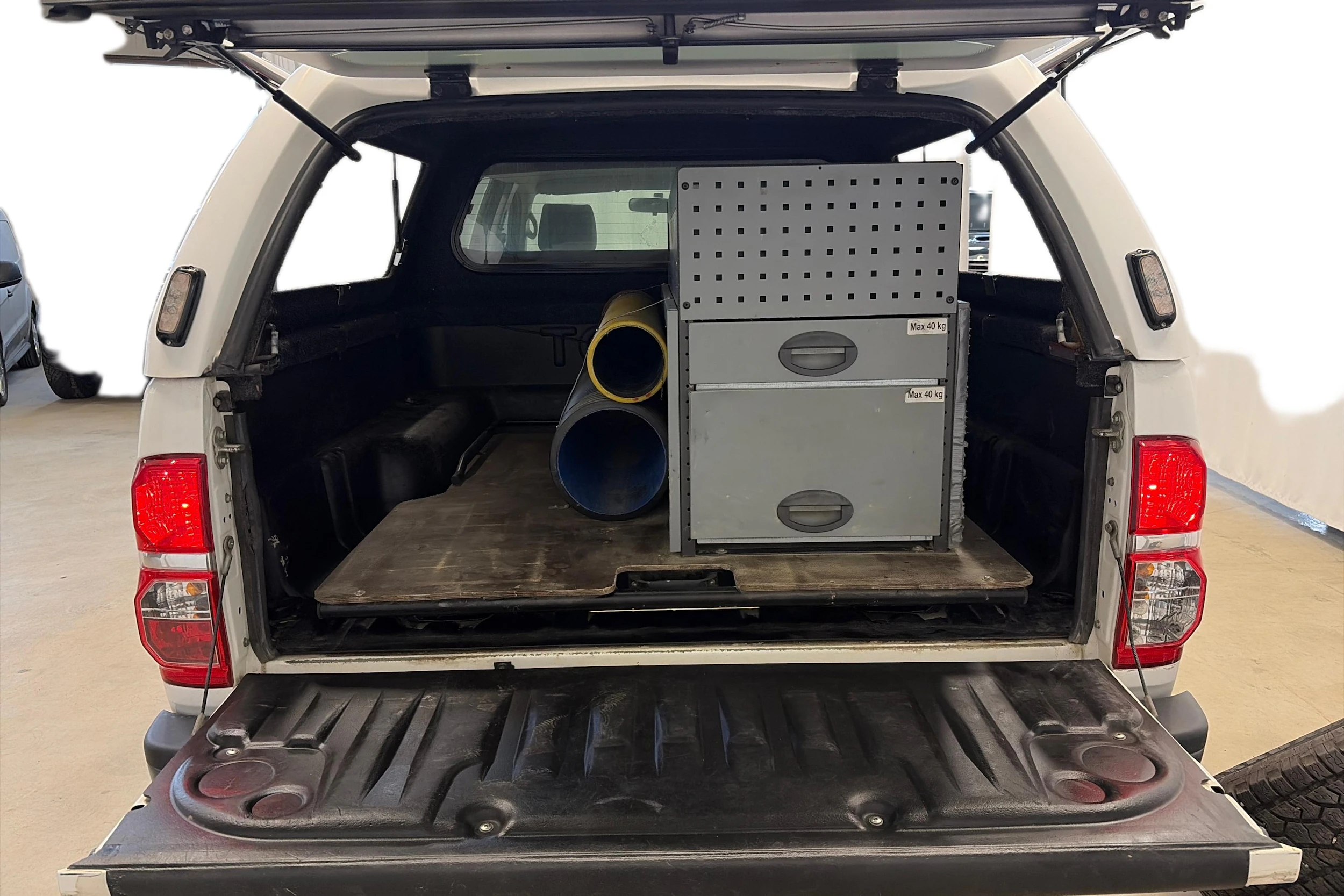 valkoinen Toyota Hilux 2015 kuva 9.