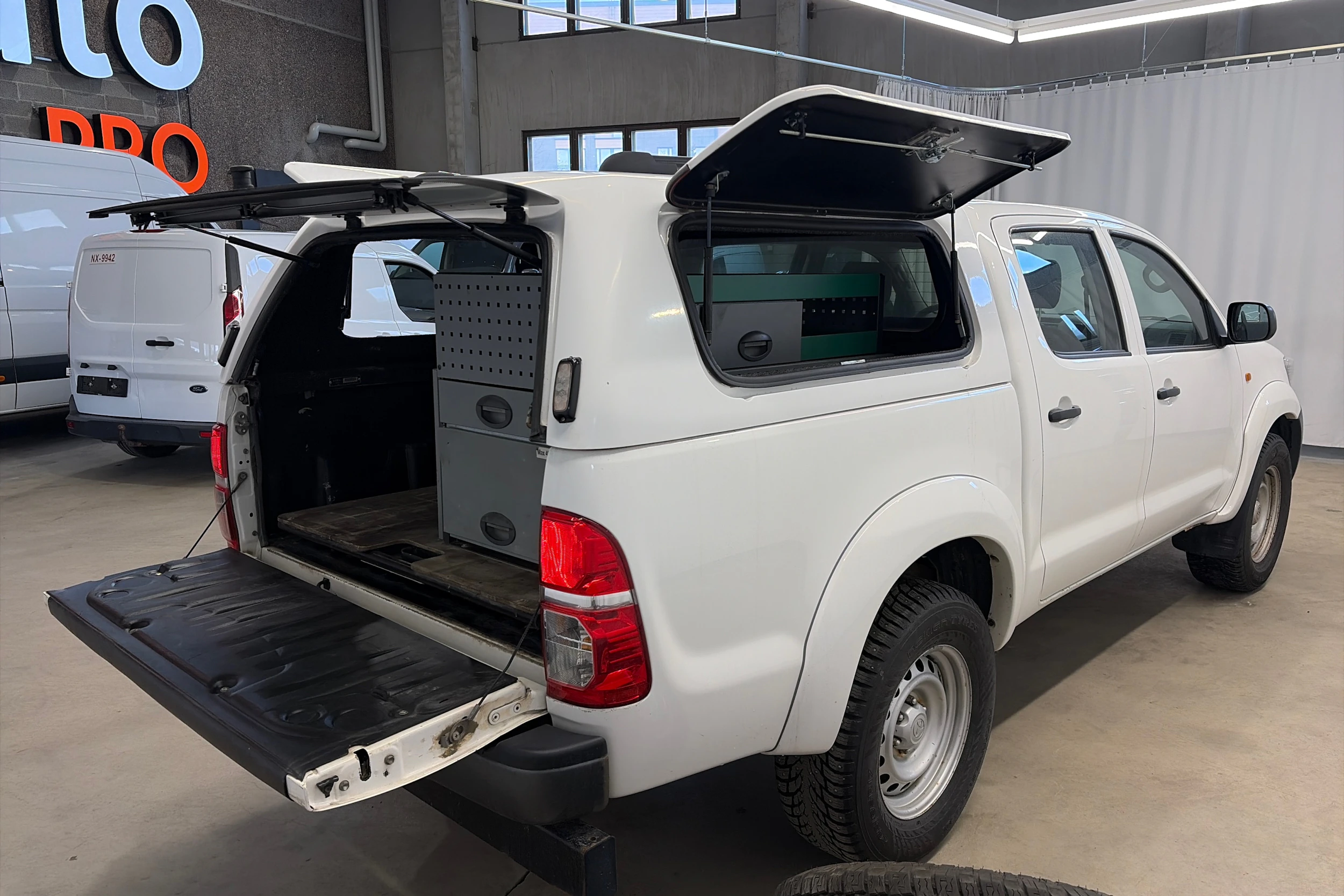 valkoinen Toyota Hilux 2015 kuva 10.