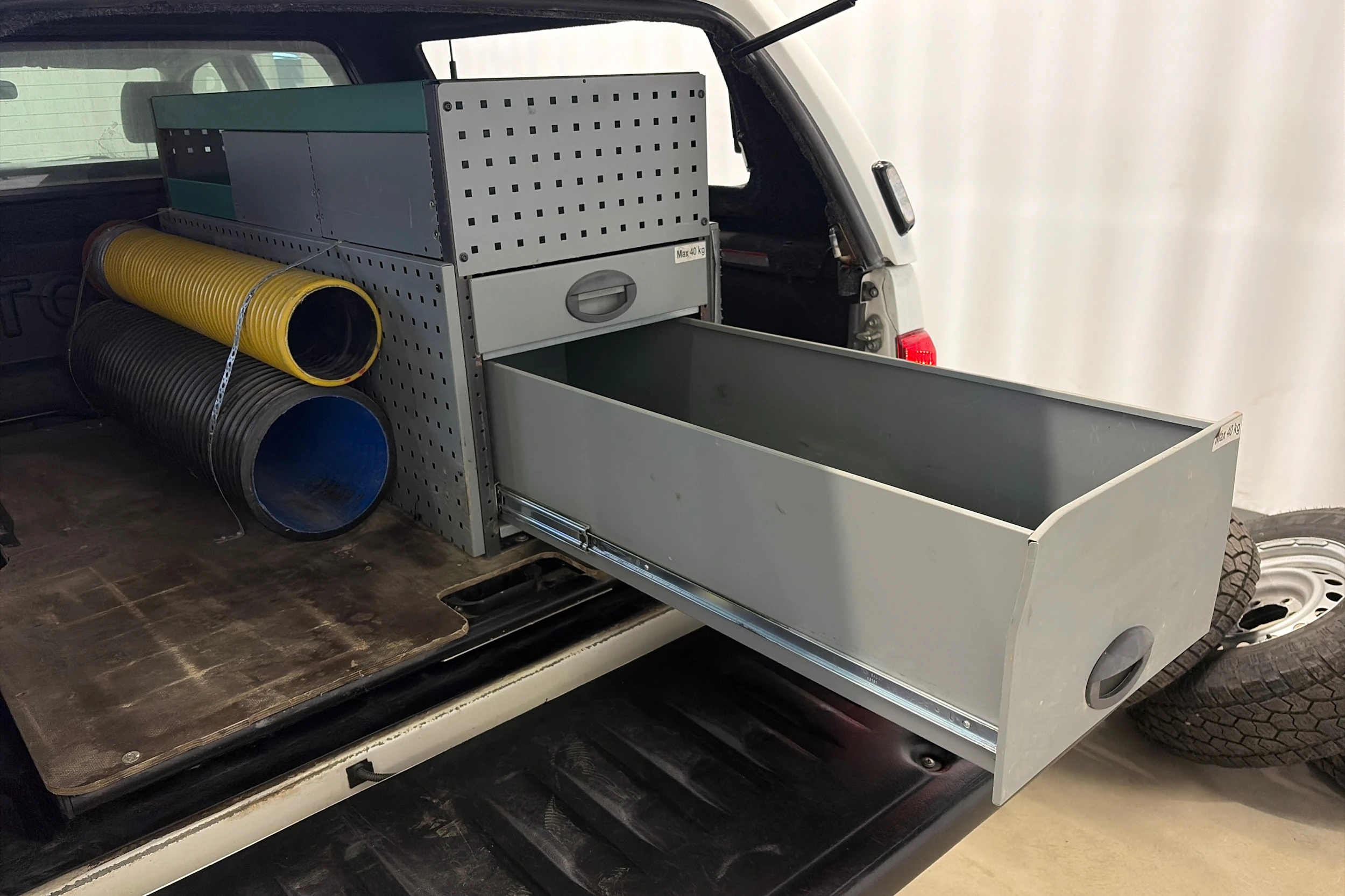 valkoinen Toyota Hilux 2015 kuva 11.