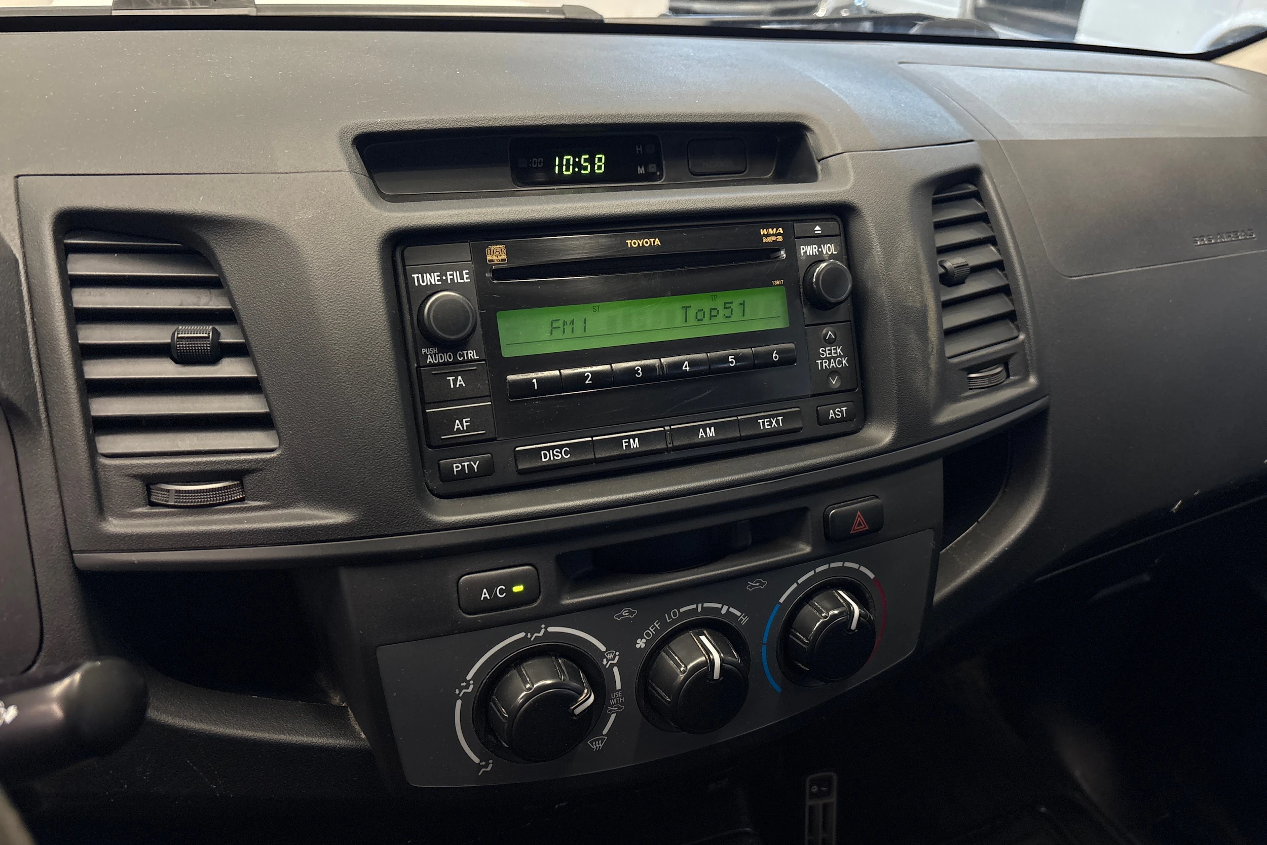 valkoinen Toyota Hilux 2015 kuva 20.