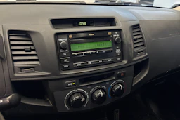 valkoinen Toyota Hilux 2015 kuva 20.