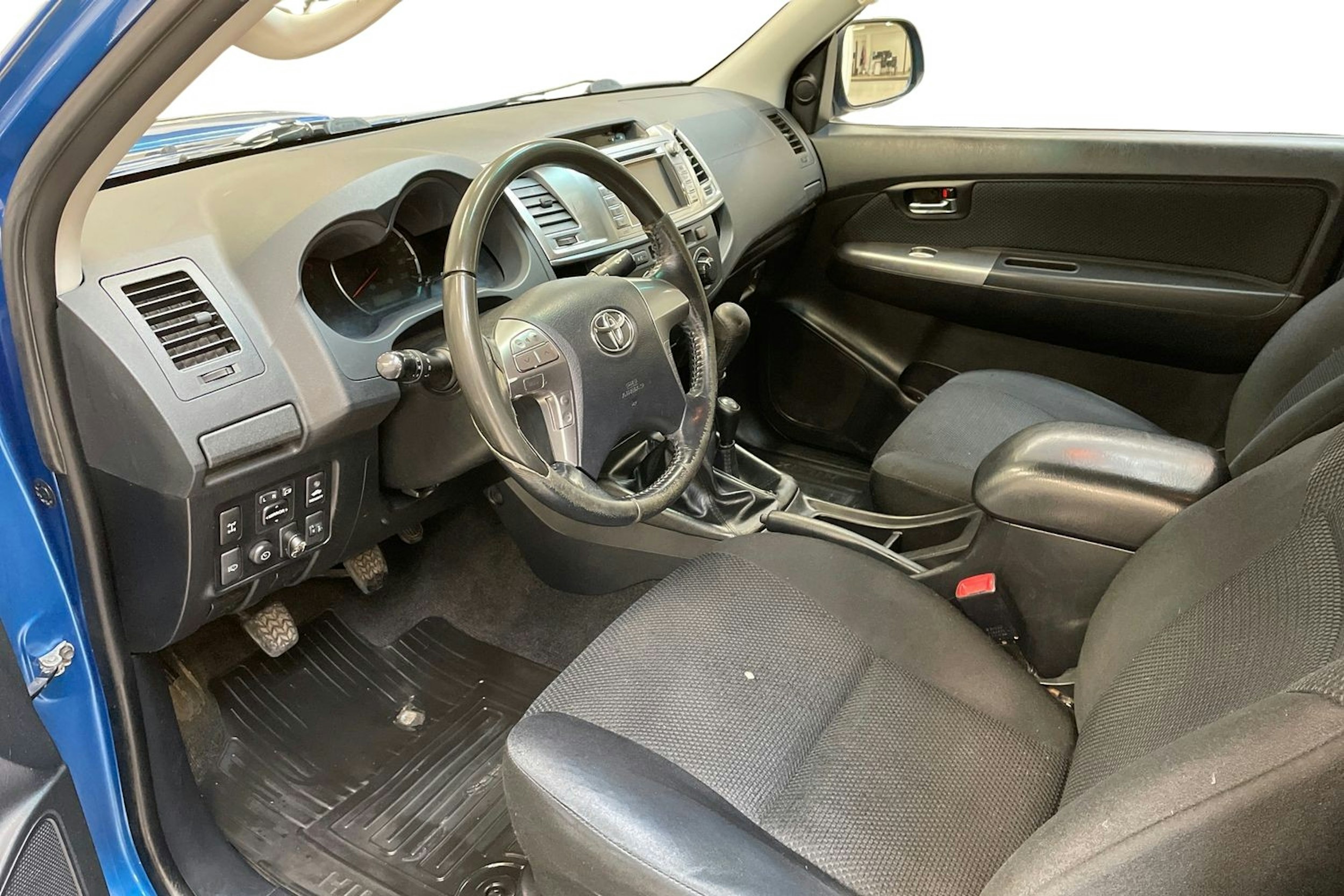 sininen Toyota Hilux 2015 kuva 7.
