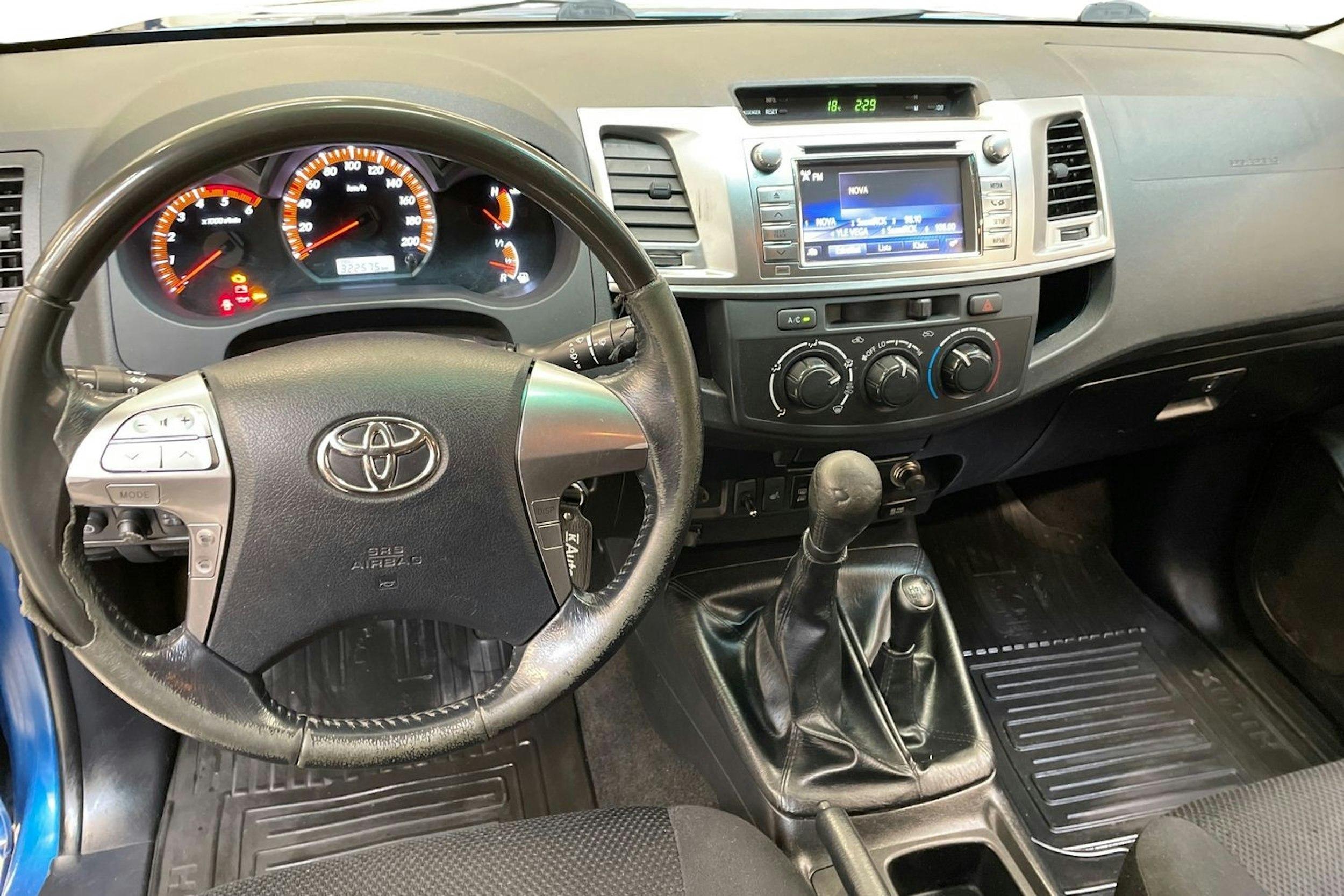 sininen Toyota Hilux 2015 kuva 9.