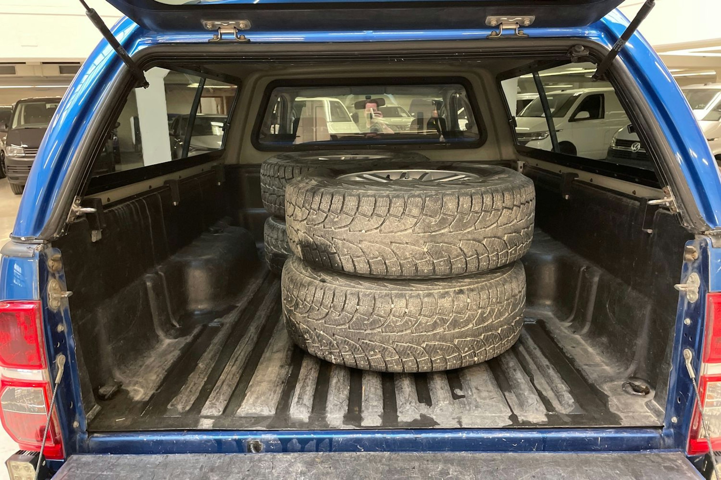 sininen Toyota Hilux 2015 kuva 13.