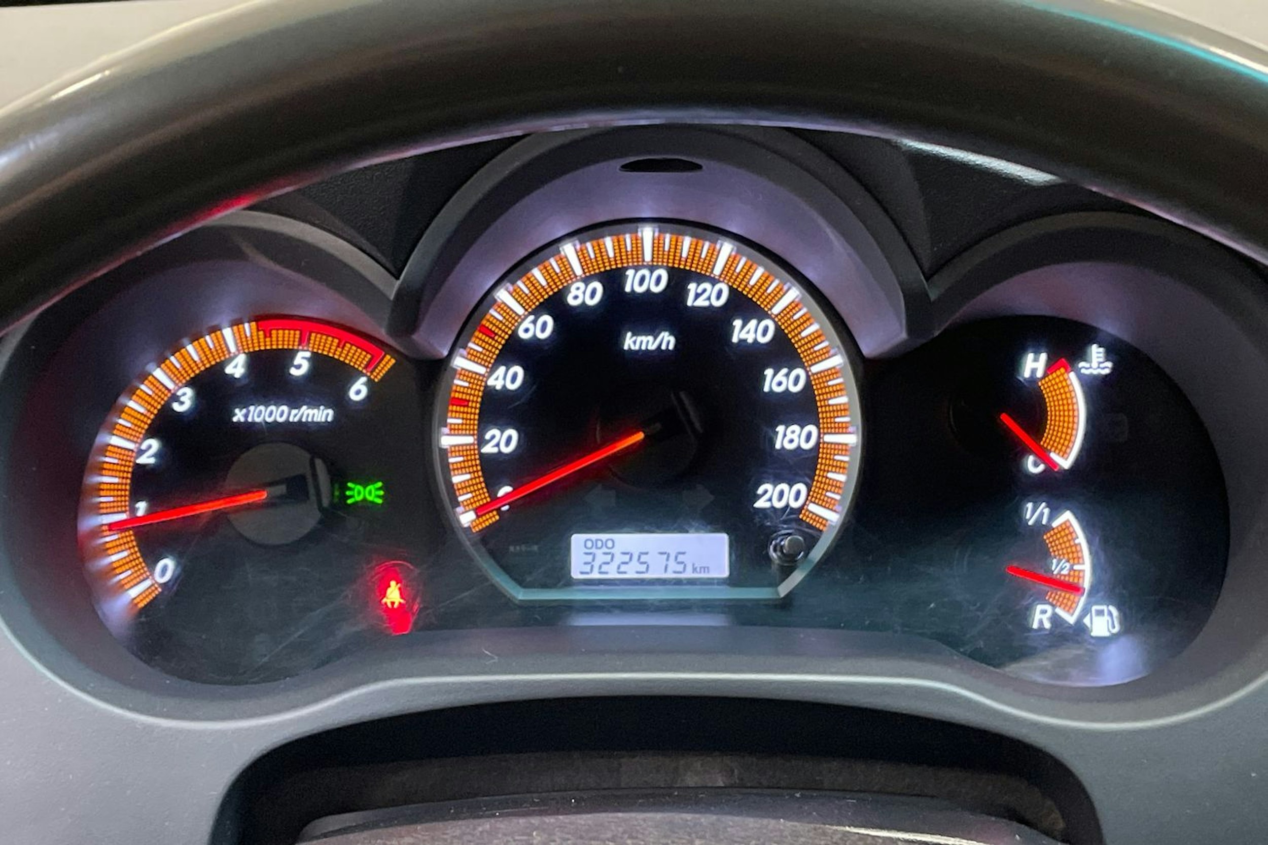 sininen Toyota Hilux 2015 kuva 14.