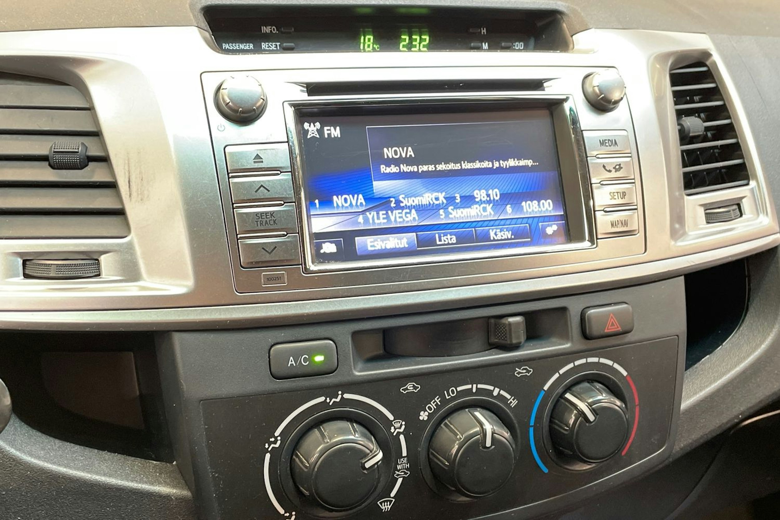 sininen Toyota Hilux 2015 kuva 17.