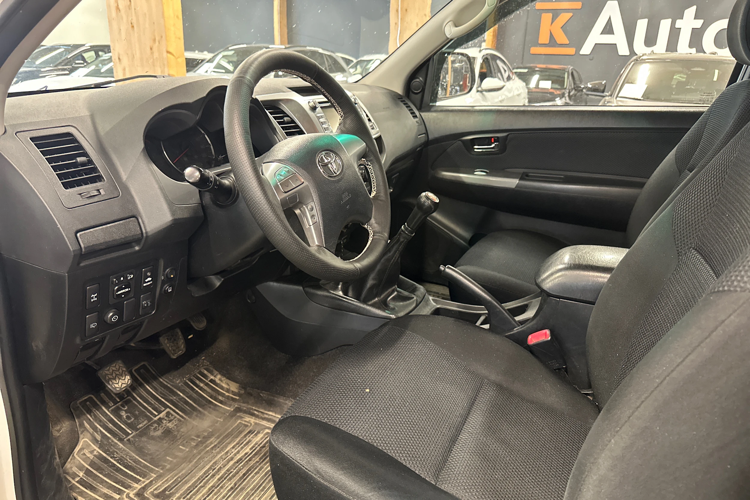 valkoinen Toyota Hilux 2015 kuva 5.