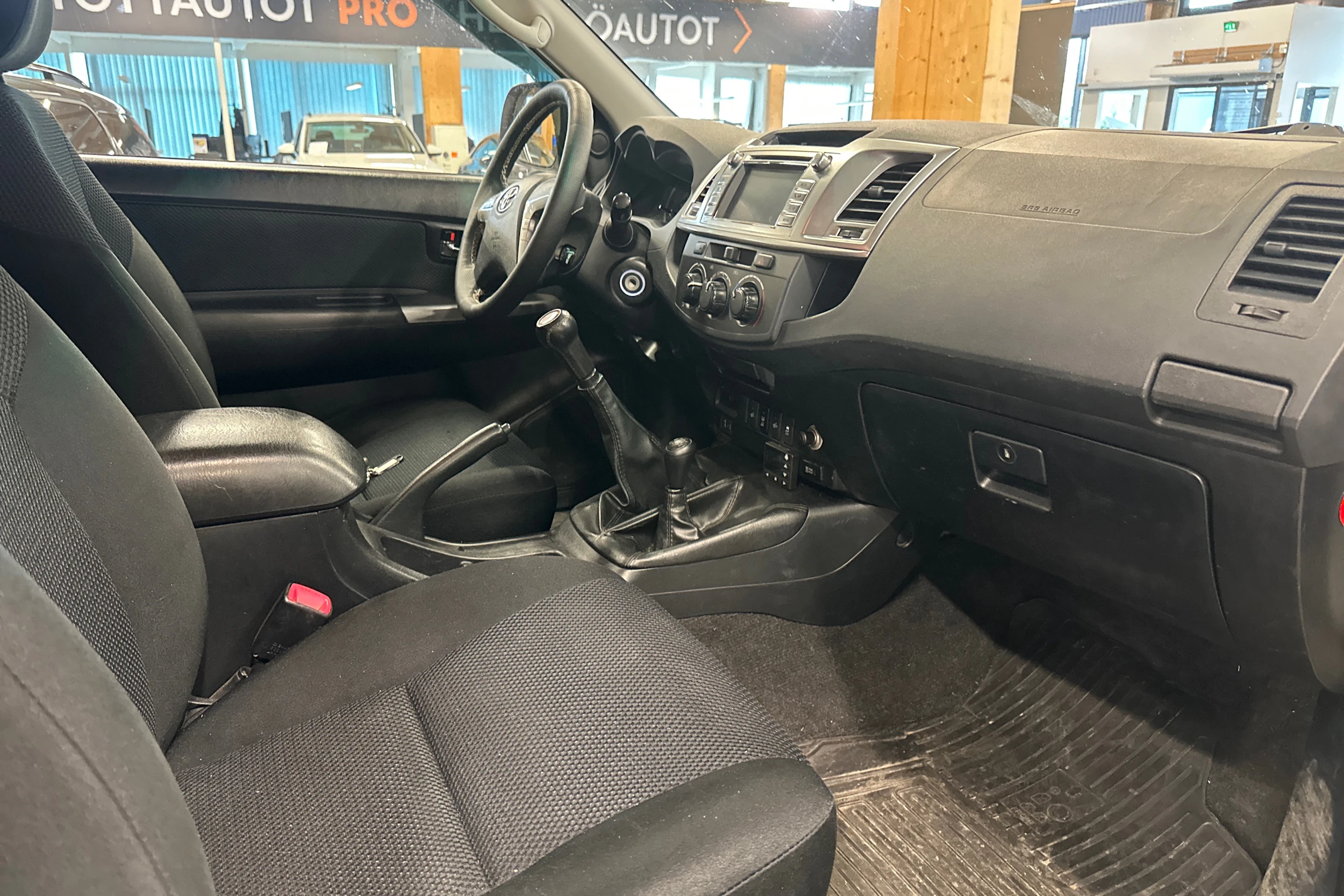 valkoinen Toyota Hilux 2015 kuva 6.