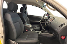 valkoinen Toyota Hilux 2015 kuva 9.