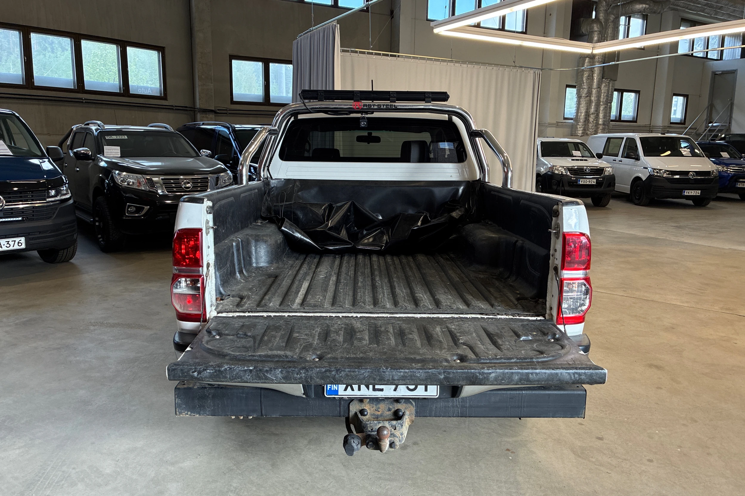 valkoinen Toyota Hilux 2015 kuva 16.