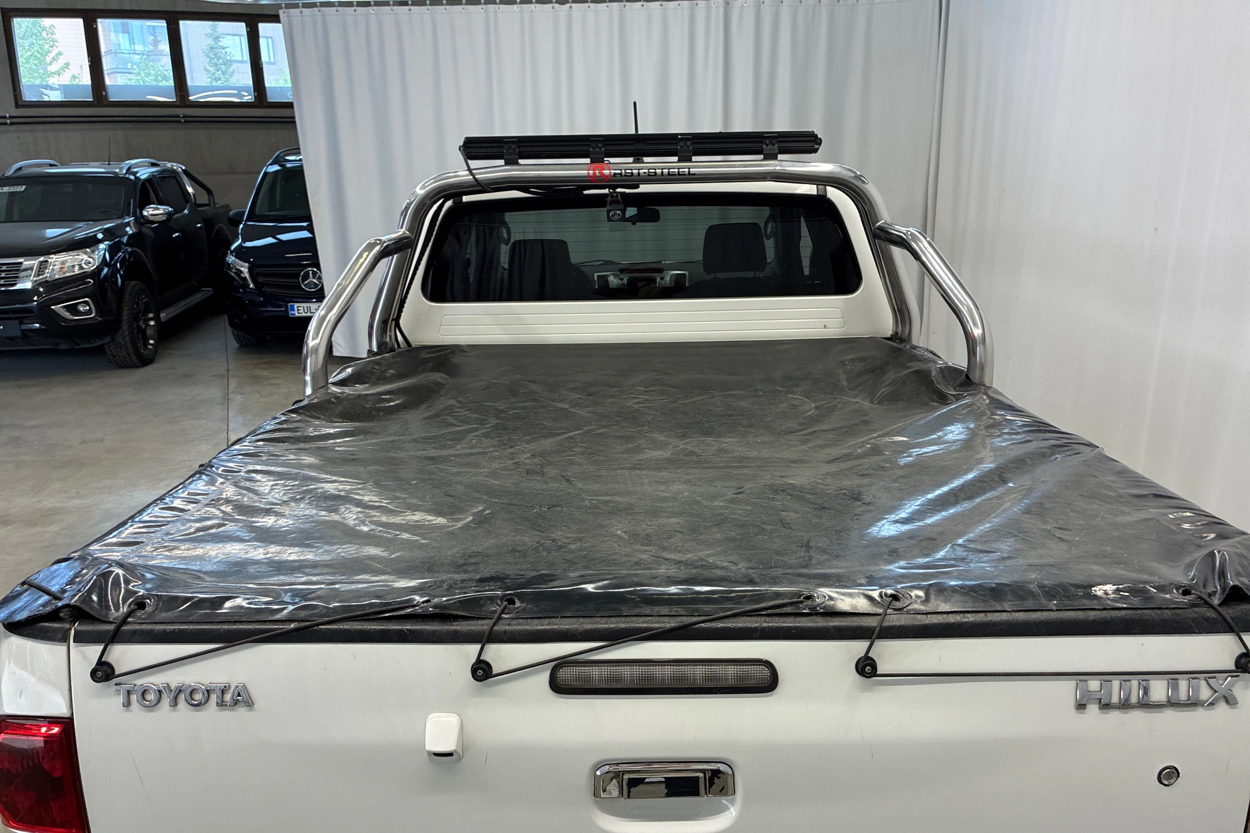 valkoinen Toyota Hilux 2015 kuva 17.